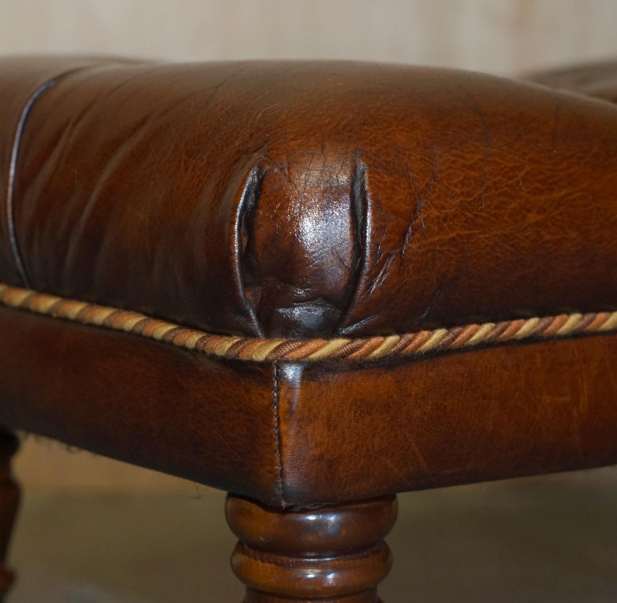PAAR RESTORED BROWN LEATHER CHESTERFIELD TUFTED PORCELAIN CASTORS FOOTSTOOLs (Leder) im Angebot