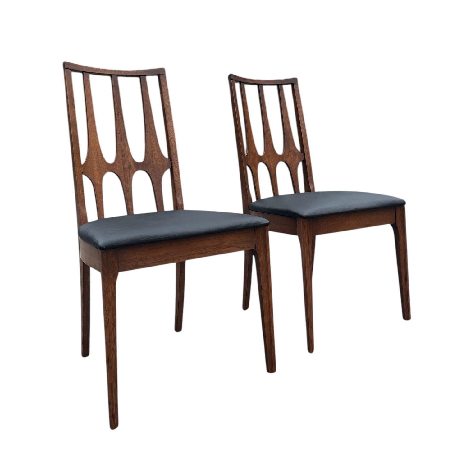 Coppia di sedie da pranzo Broyhill Brasilia, restaurate e di stile moderno del medio secolo 4
