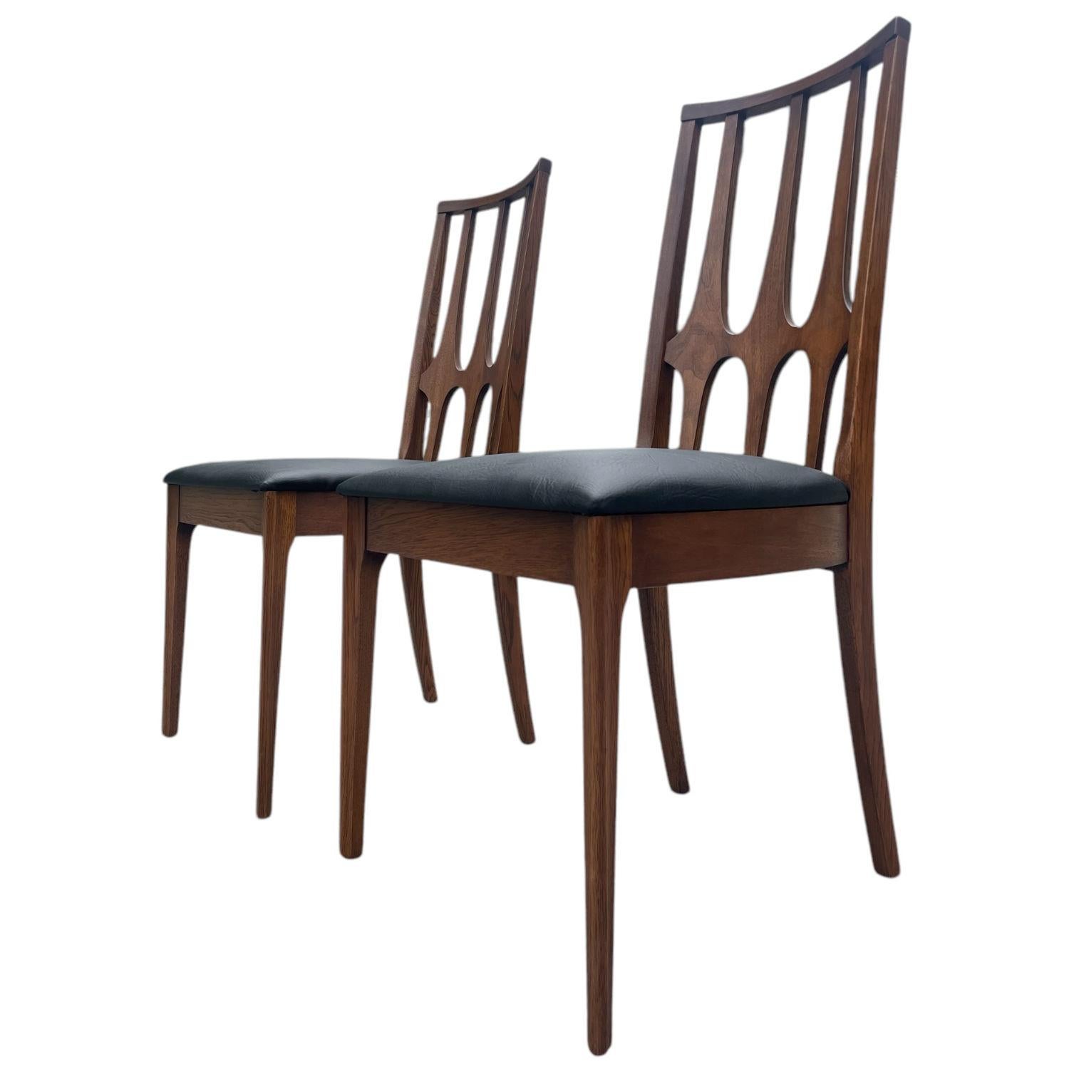 Americano Coppia di sedie da pranzo Broyhill Brasilia, restaurate e di stile moderno del medio secolo
