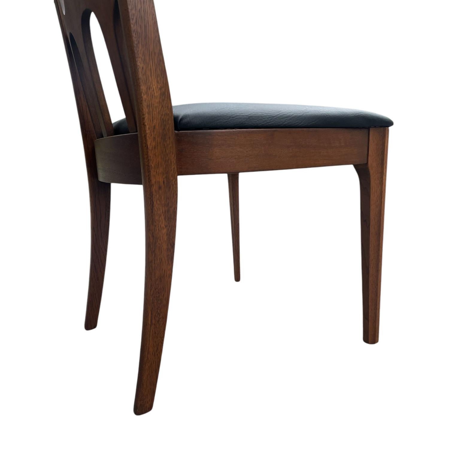 Metà XX secolo Coppia di sedie da pranzo Broyhill Brasilia, restaurate e di stile moderno del medio secolo