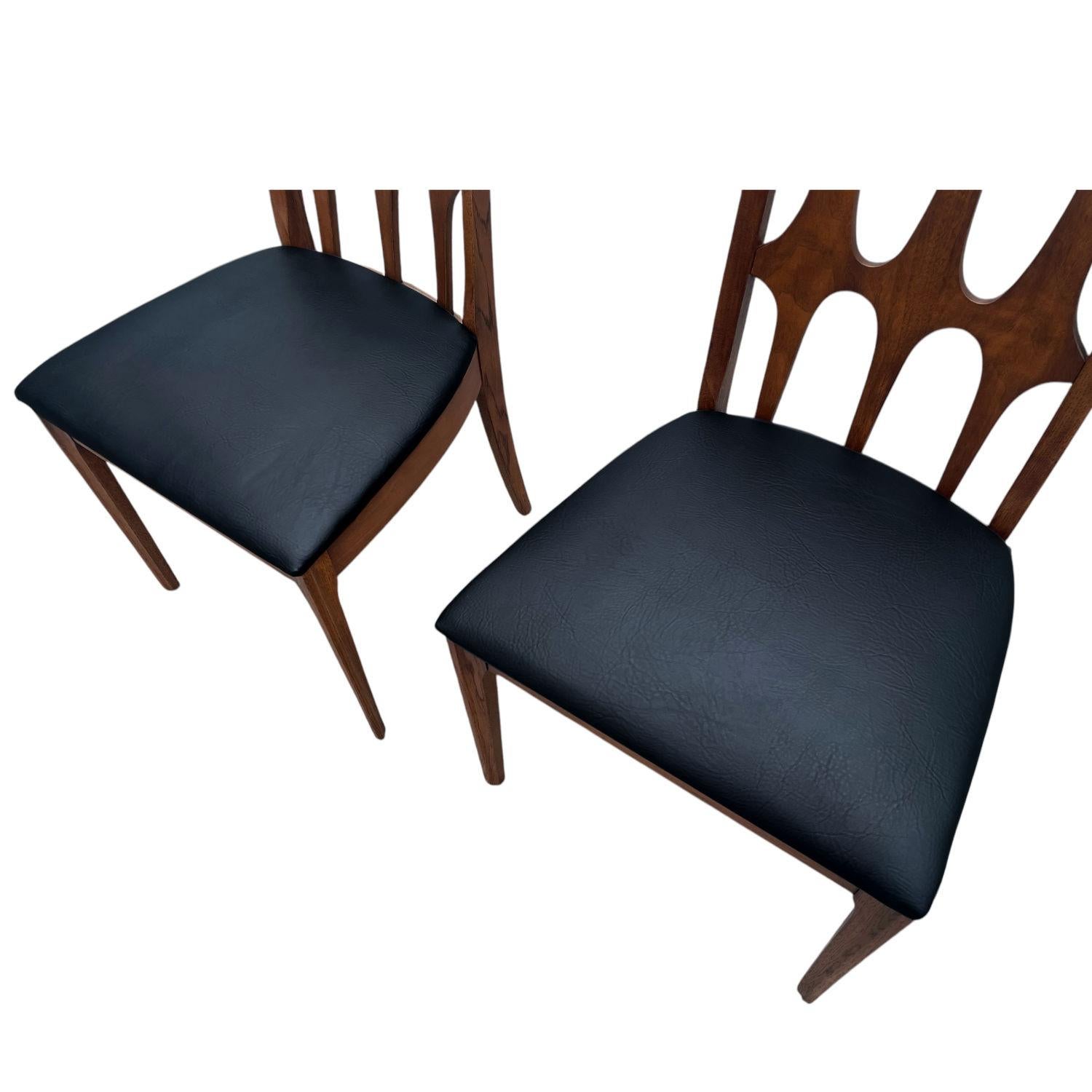 Materiale sintetico Coppia di sedie da pranzo Broyhill Brasilia, restaurate e di stile moderno del medio secolo