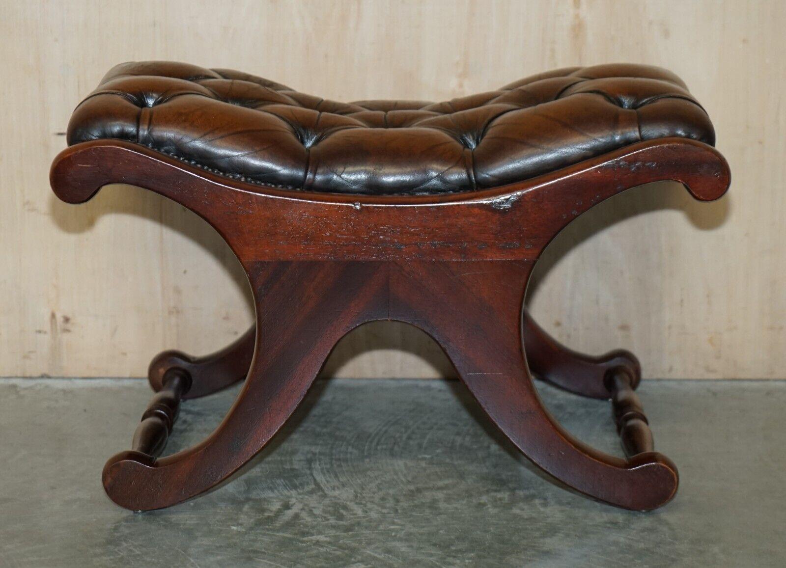 PAIR OF RESTORED CHESTERFIELD FOOTSTOOL OTTOMANS IN RiCH HAND DYED BROWN LEATHER For Sale 2