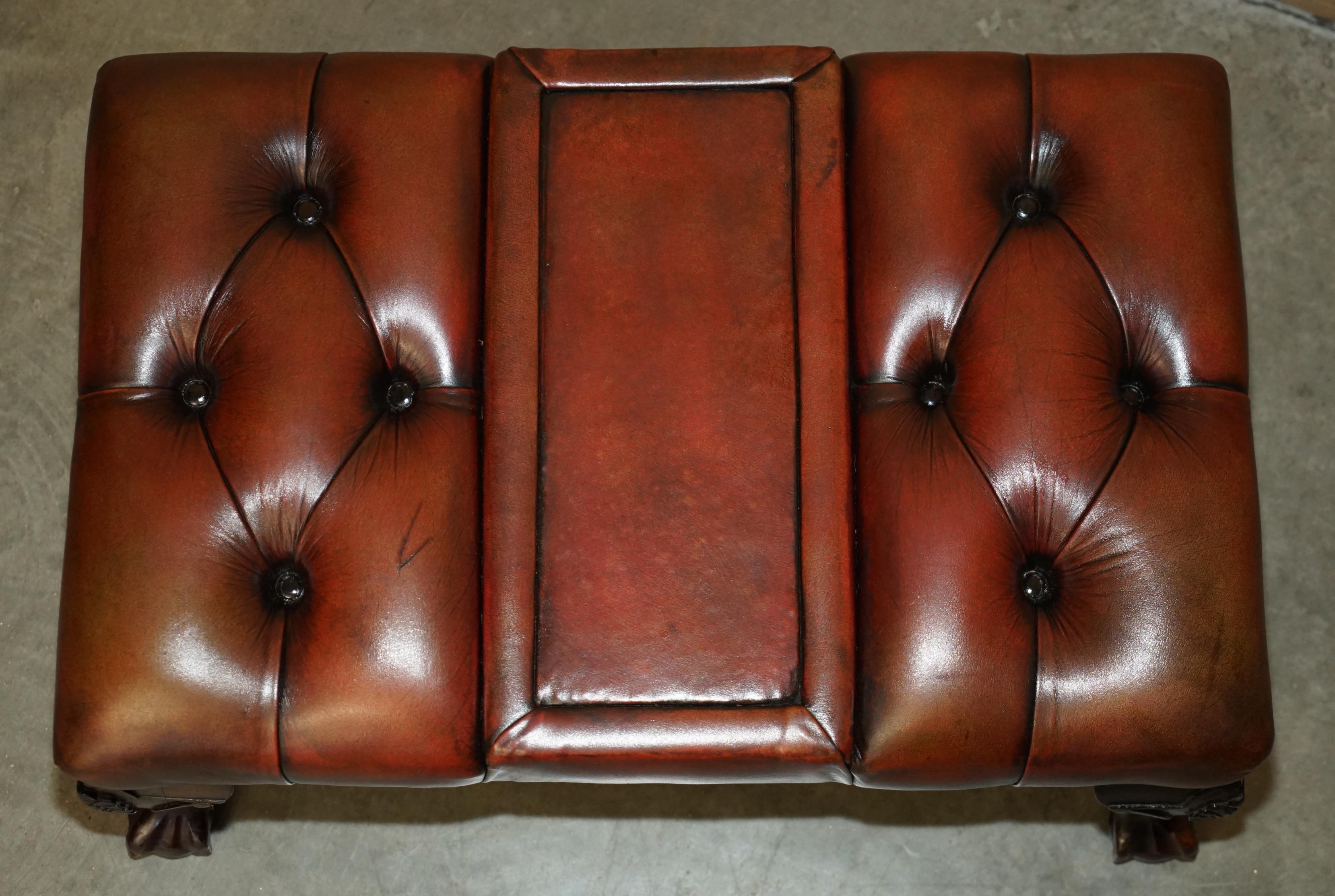 Paire de tabourets de pied restaurés en cuir CHESTERFIELD teint à la main de The Claw et Ball and Ball. en vente 6