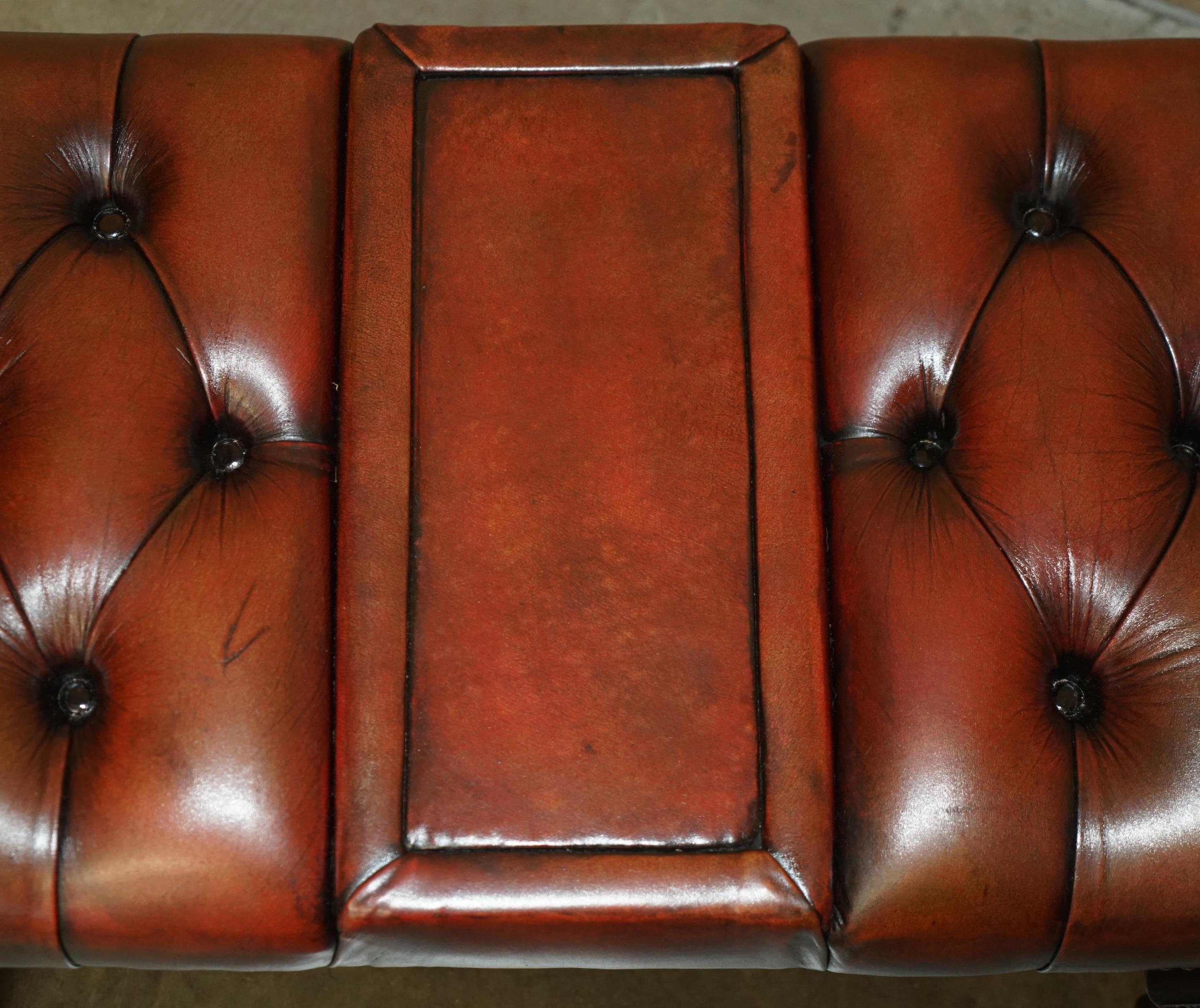 Paire de tabourets de pied restaurés en cuir CHESTERFIELD teint à la main de The Claw et Ball and Ball. en vente 8