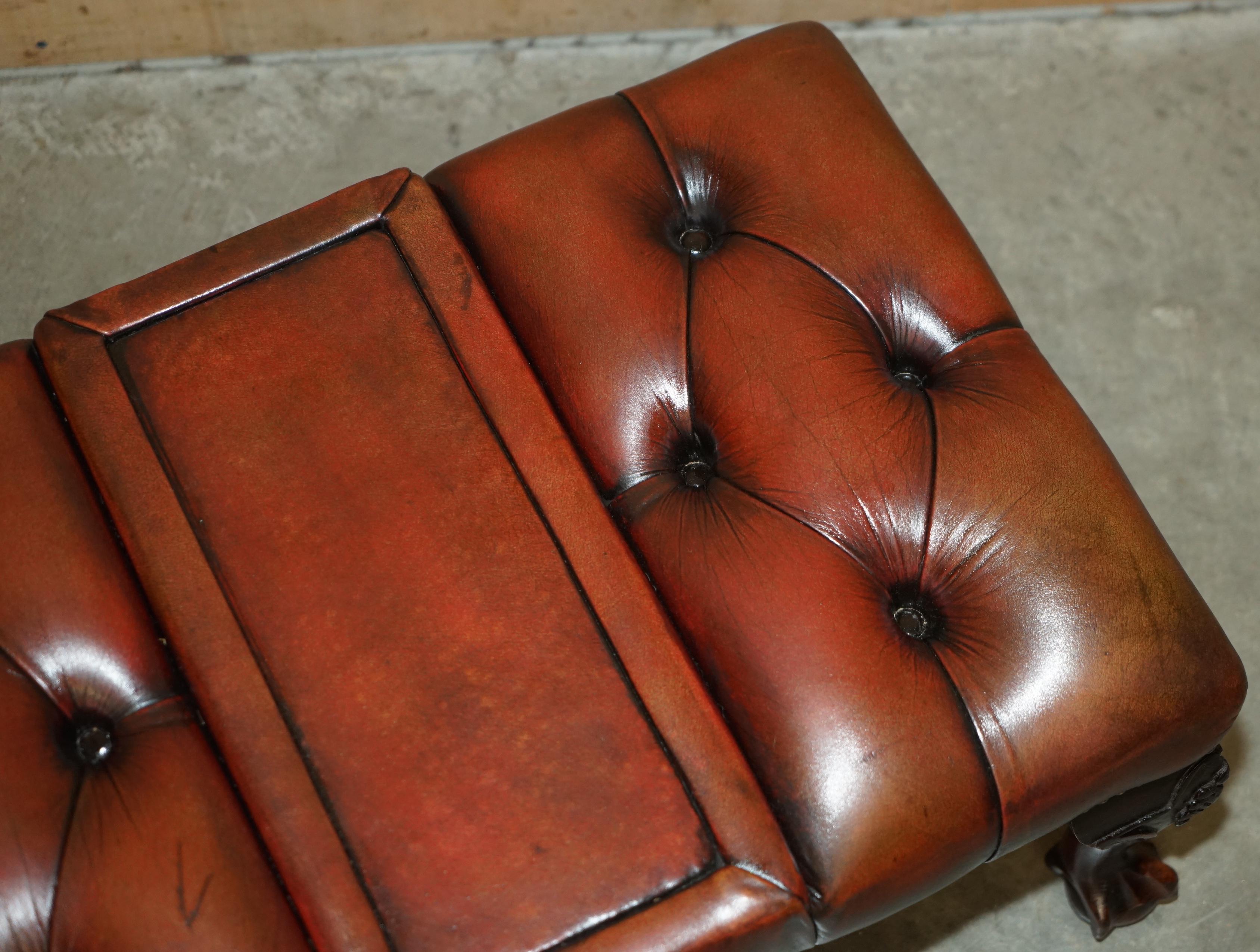 Paire de tabourets de pied restaurés en cuir CHESTERFIELD teint à la main de The Claw et Ball and Ball. en vente 9