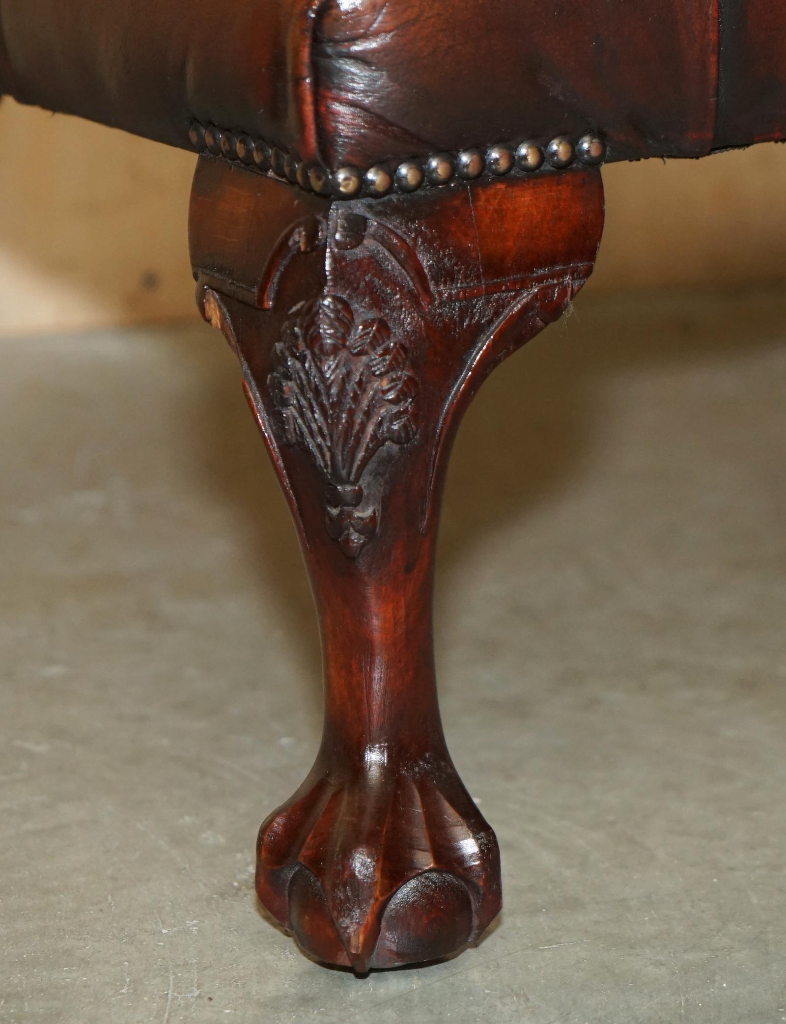 Paire de tabourets de pied restaurés en cuir CHESTERFIELD teint à la main de The Claw et Ball and Ball. en vente 10