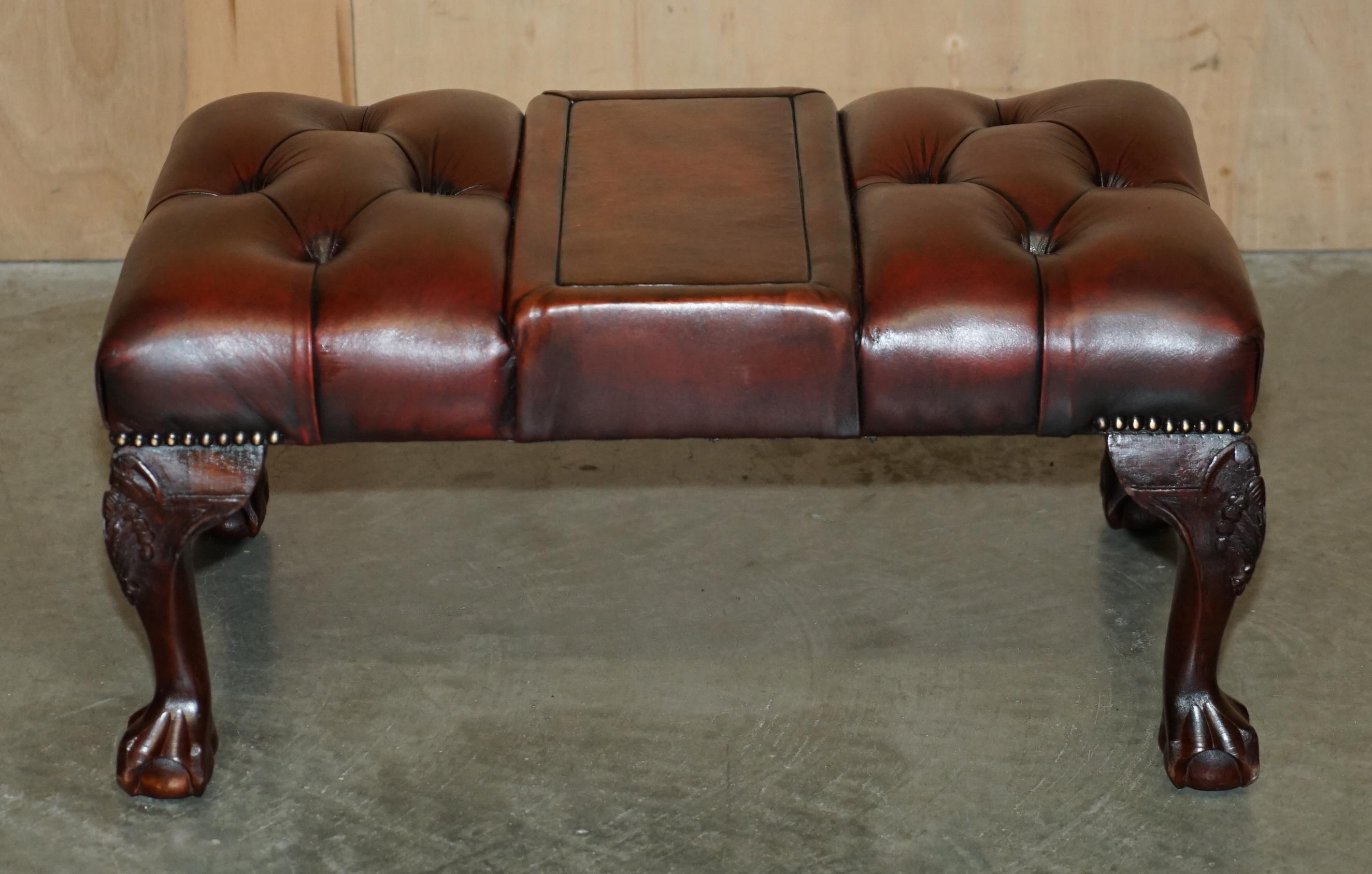 Anglais Paire de tabourets de pied restaurés en cuir CHESTERFIELD teint à la main de The Claw et Ball and Ball. en vente