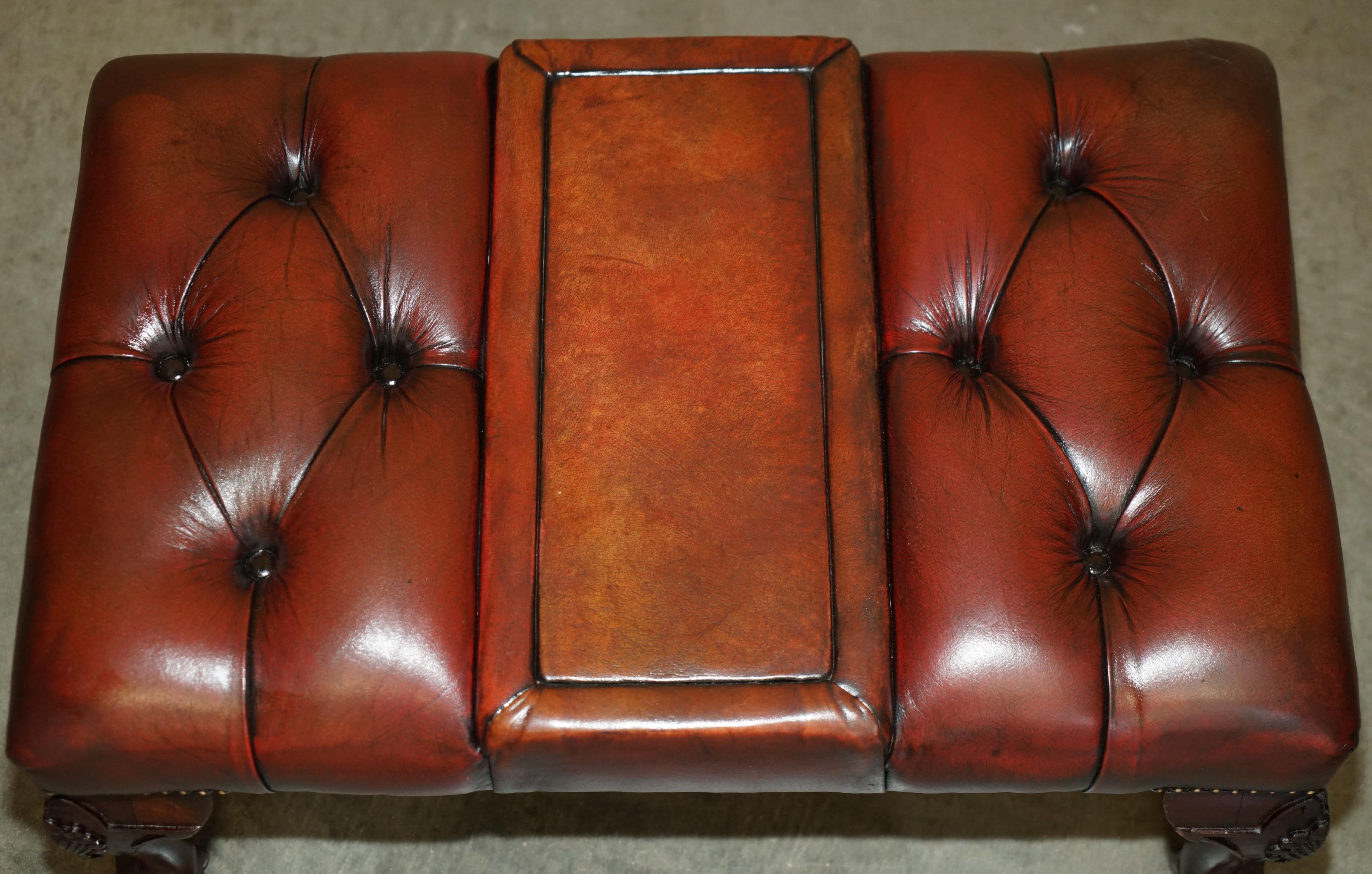 20ième siècle Paire de tabourets de pied restaurés en cuir CHESTERFIELD teint à la main de The Claw et Ball and Ball. en vente