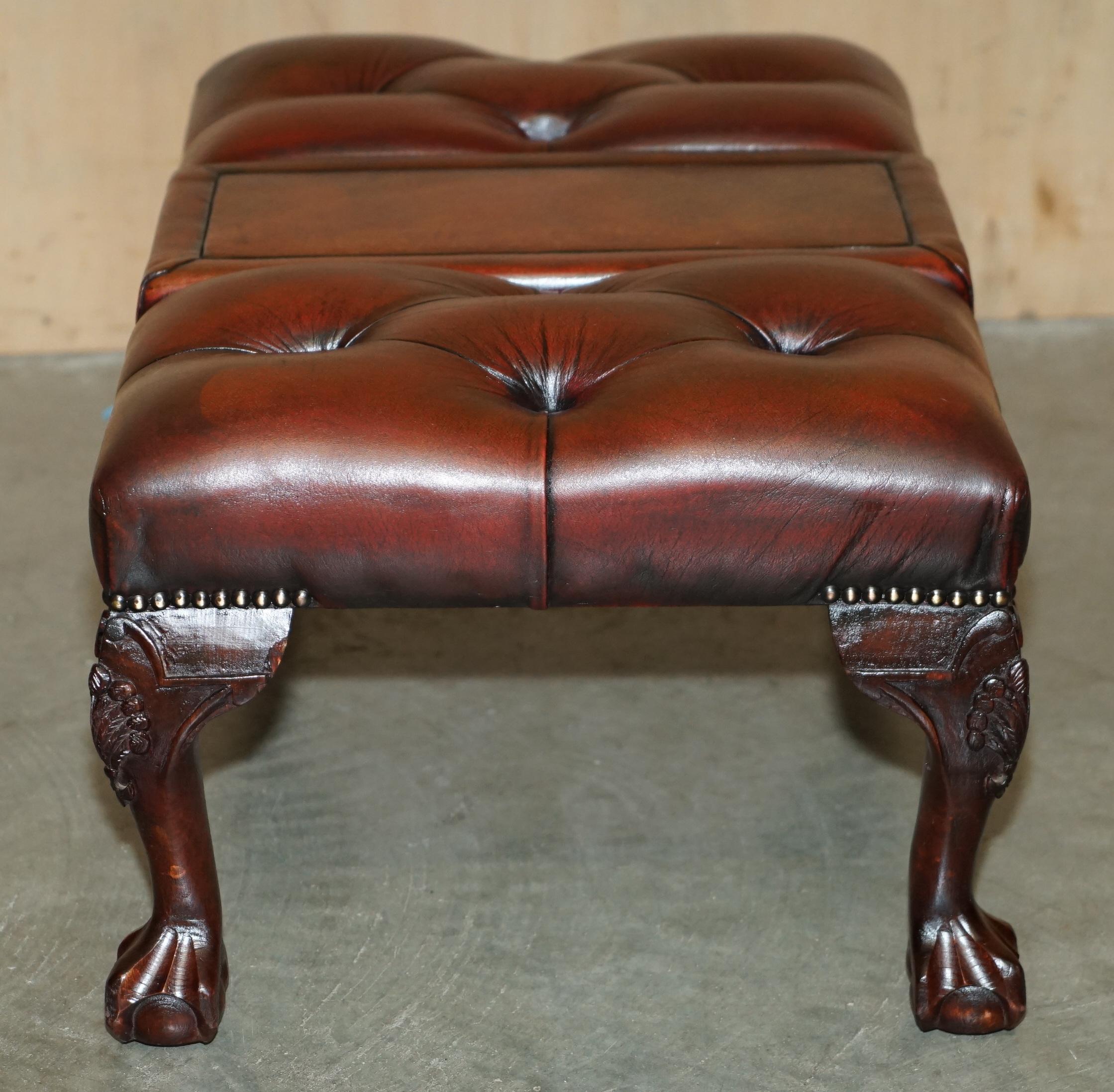 Paire de tabourets de pied restaurés en cuir CHESTERFIELD teint à la main de The Claw et Ball and Ball. en vente 1