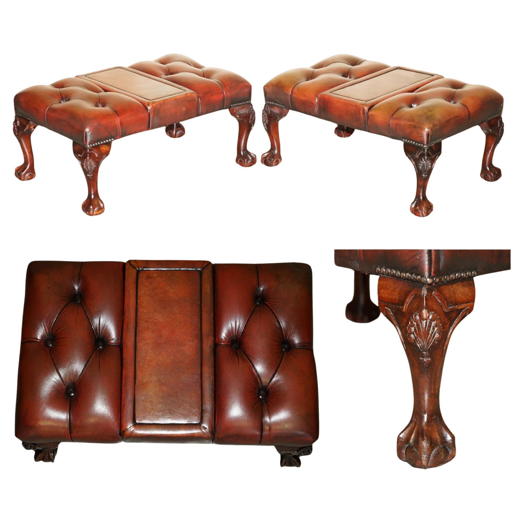 Paire de tabourets de pied restaurés en cuir CHESTERFIELD teint à la main de The Claw et Ball and Ball. en vente