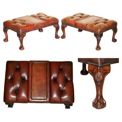 Paire de tabourets de pied restaurés en cuir CHESTERFIELD teint à la main de The Claw et Ball and Ball.