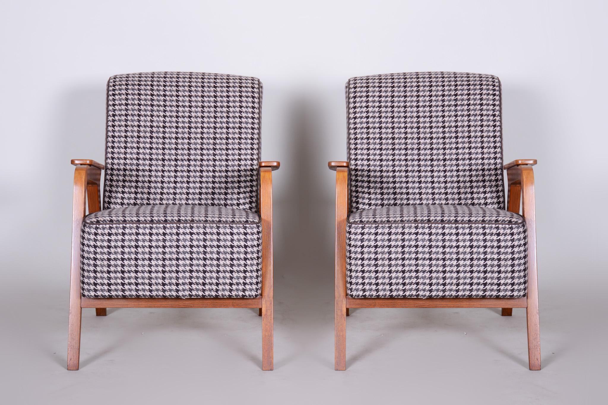 Pair of midcentury armchairs
Period: 1940-1949.
Material: Beech
Source: Czechia (Czechoslovakia)

New upholstery in original fabric.