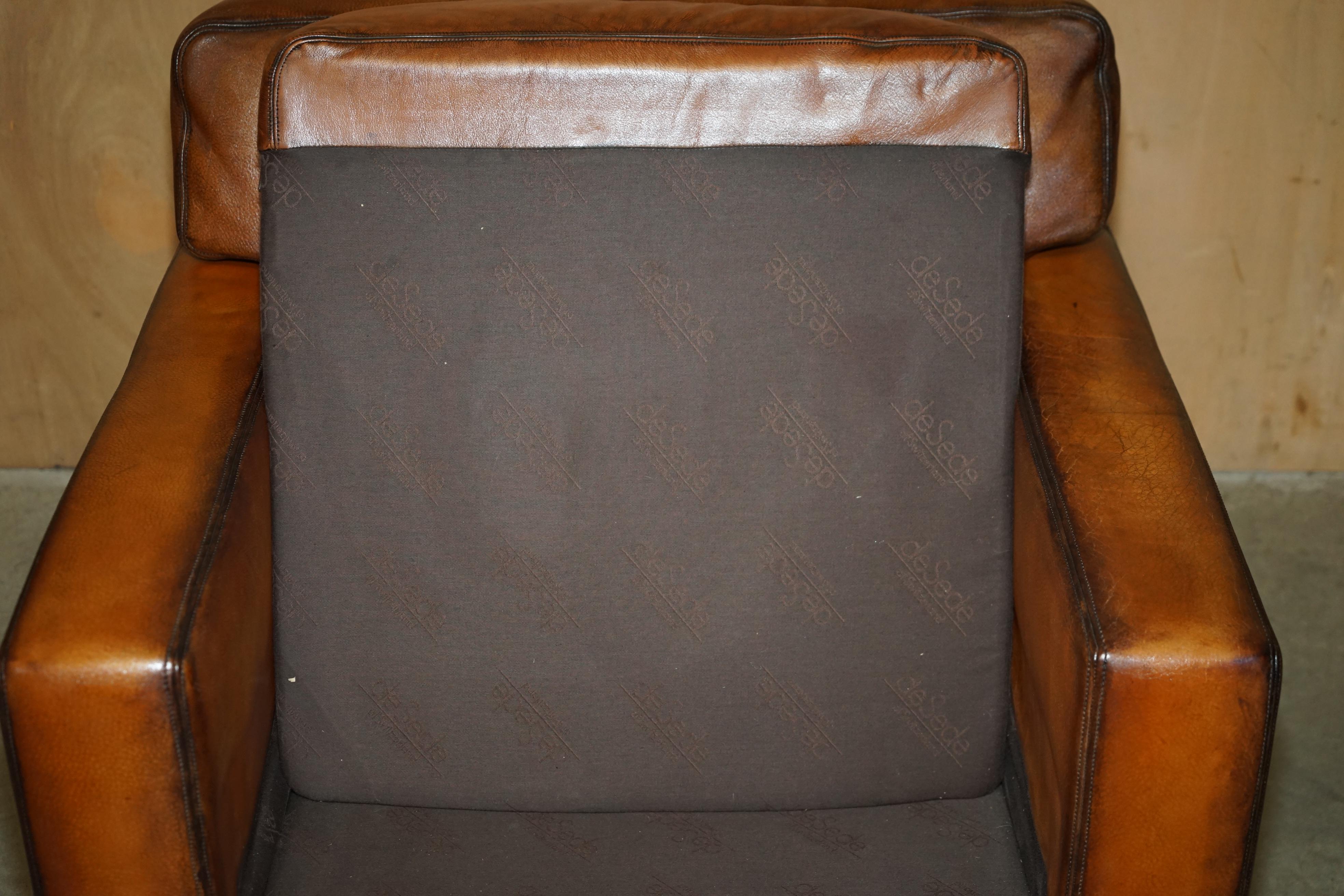 PAIR OF RESTORED DE SEDE DS17 BROWN BUFFALO NECK LEATHER ARMCHAIRS & FOOTSTOOLs im Angebot 4