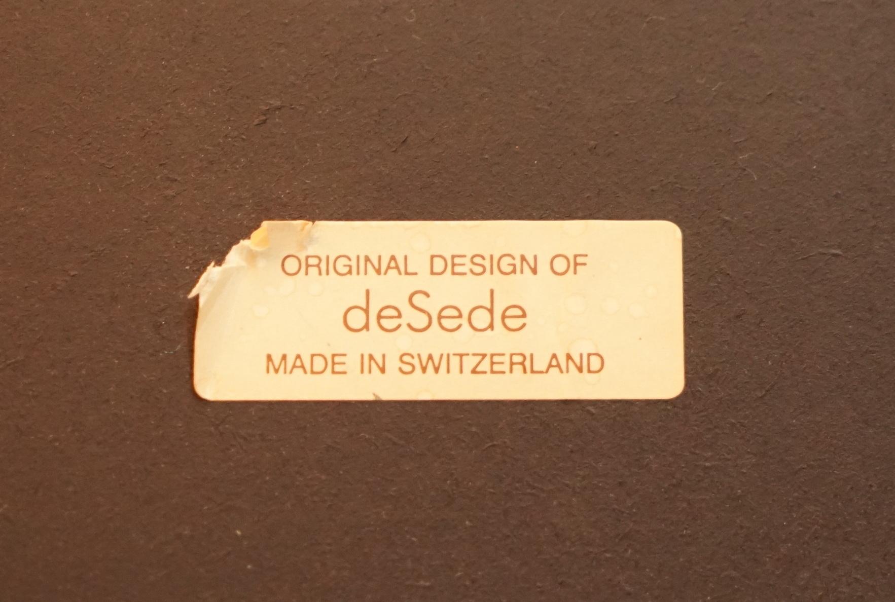 PAIR OF RESTORED DE SEDE DS17 BROWN BUFFALO NECK LEATHER ARMCHAIRS & FOOTSTOOLs im Angebot 13