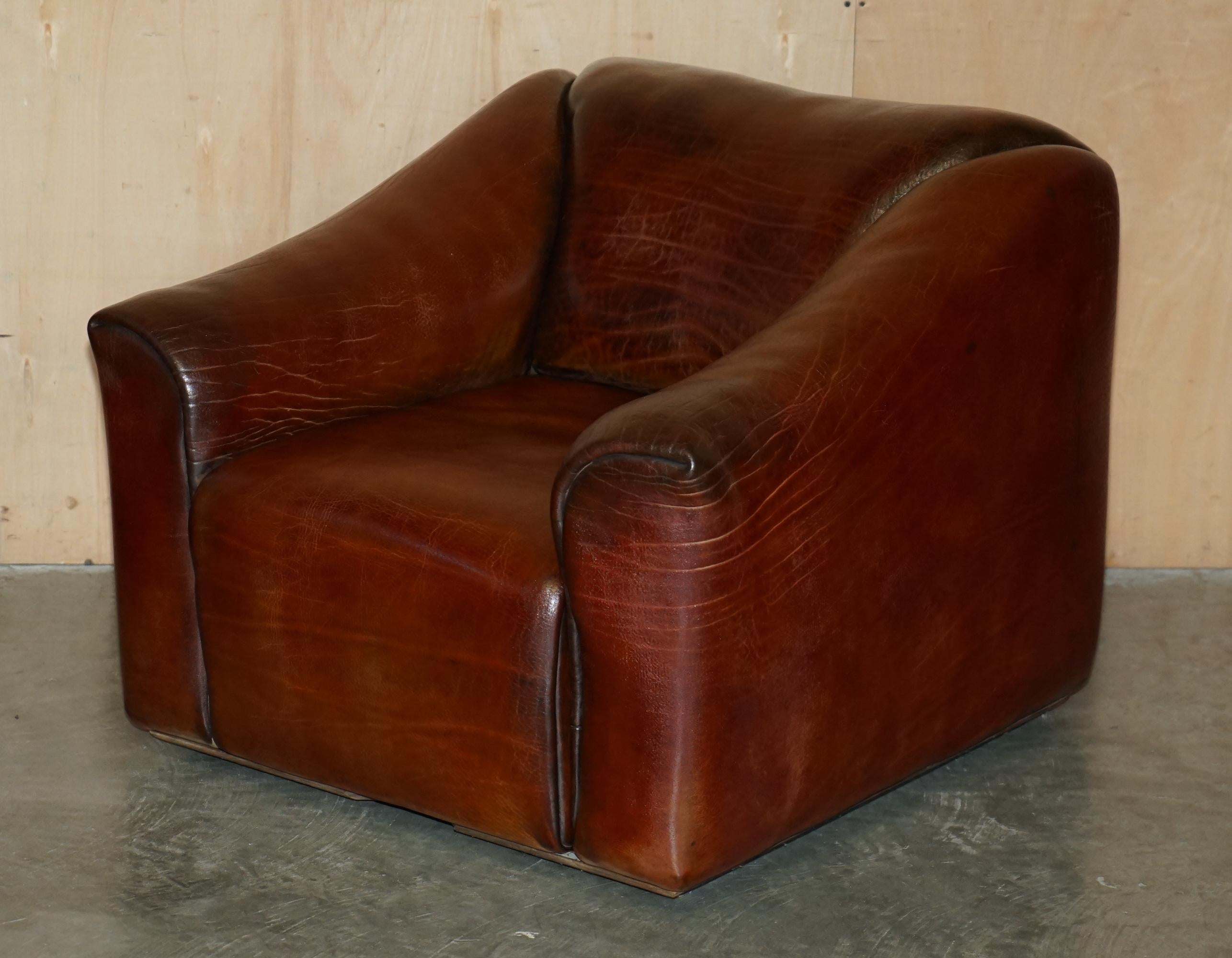 Mid-Century Modern Paire d'armoiries récupérées de daim DS47 à col bénitier marron en vente