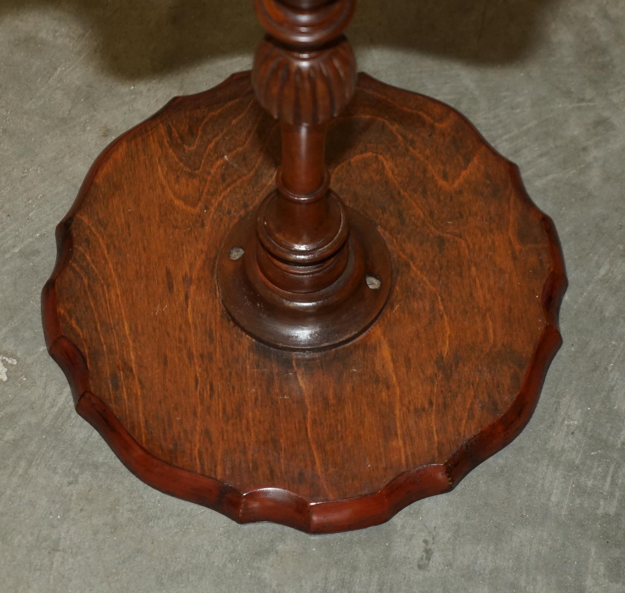 PAIR OF RESTORED FLAMED HARDWOOD PiE CRUST EDGE TRIPOD LAMP SIDE END WINE TABLES For Sale 6
