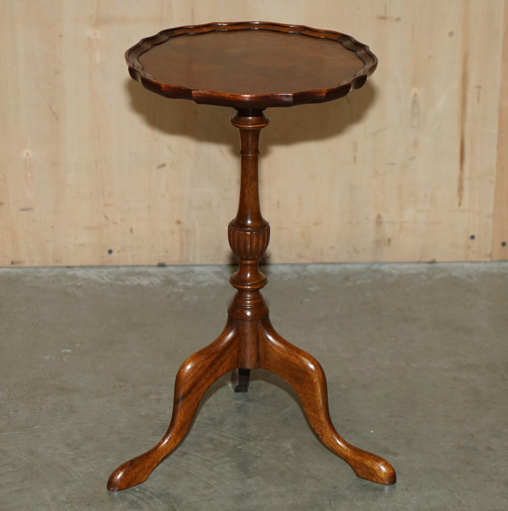 PAIR OF RESTORED FLAMED HARDWOOD PiE CRUST EDGE TRIPOD LAMP SIDE END WINE TABLES For Sale 7