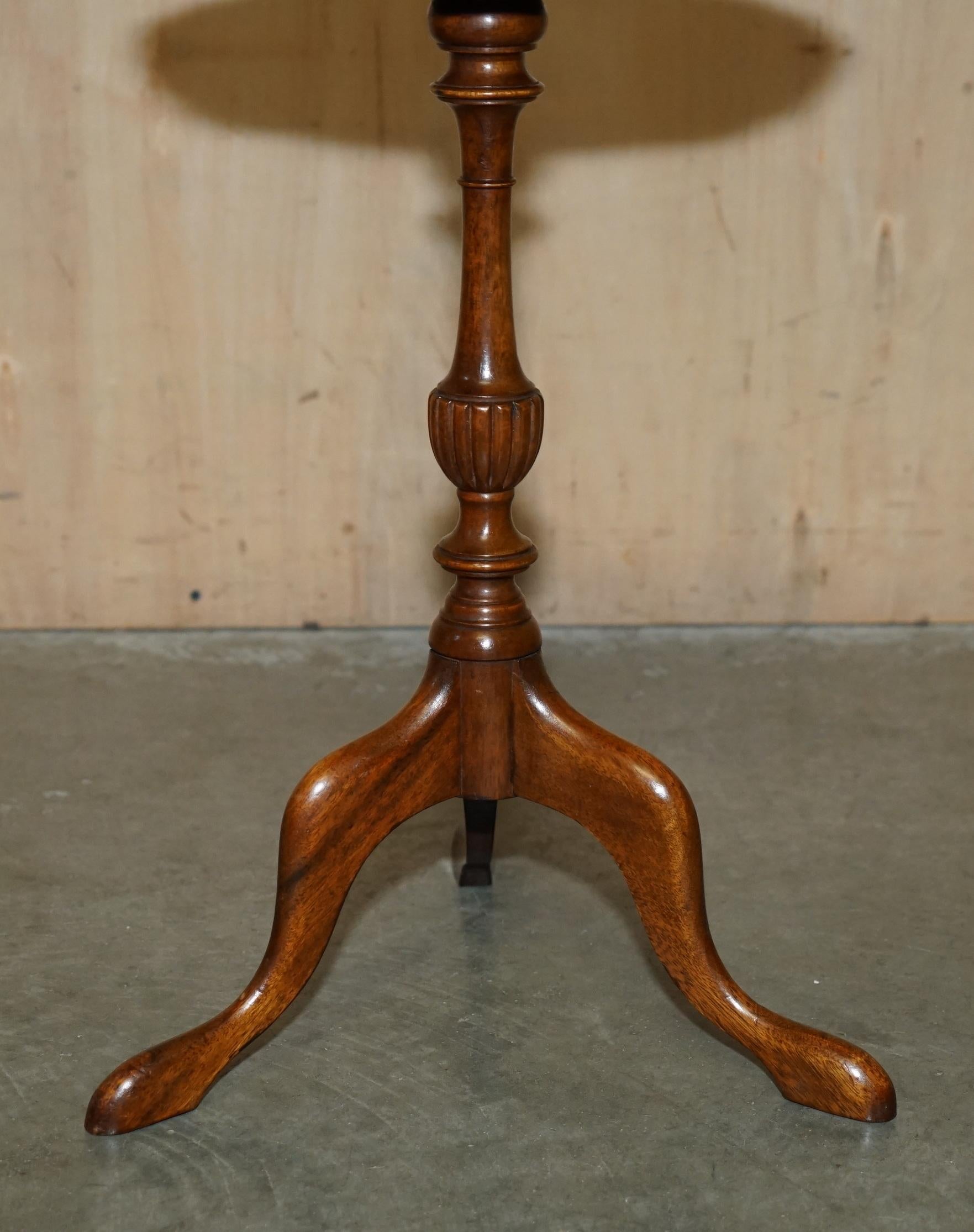 PAIR OF RESTORED FLAMED HARDWOOD PiE CRUST EDGE TRIPOD LAMP SIDE END WINE TABLES For Sale 12