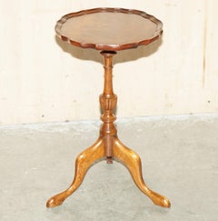PAIR OF RESTORED FLAMED HARDWOOD PiE CRUST EDGE TRIPOD LAMP SIDE END WINE TABLES