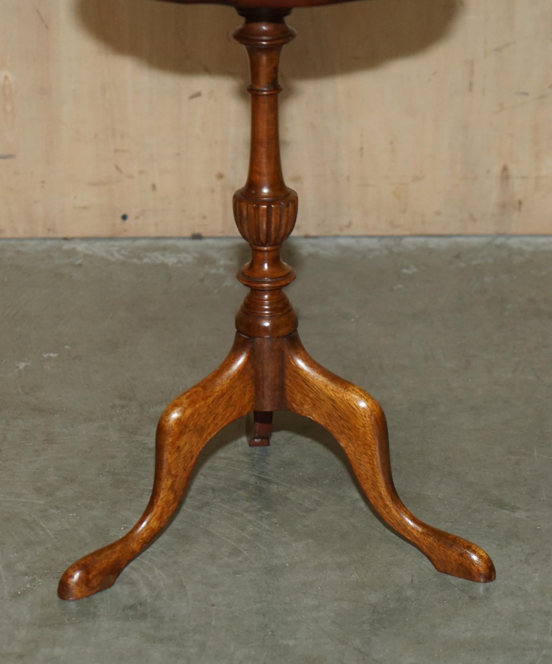 20th Century PAIR OF RESTORED FLAMED HARDWOOD PiE CRUST EDGE TRIPOD LAMP SIDE END WINE TABLES For Sale