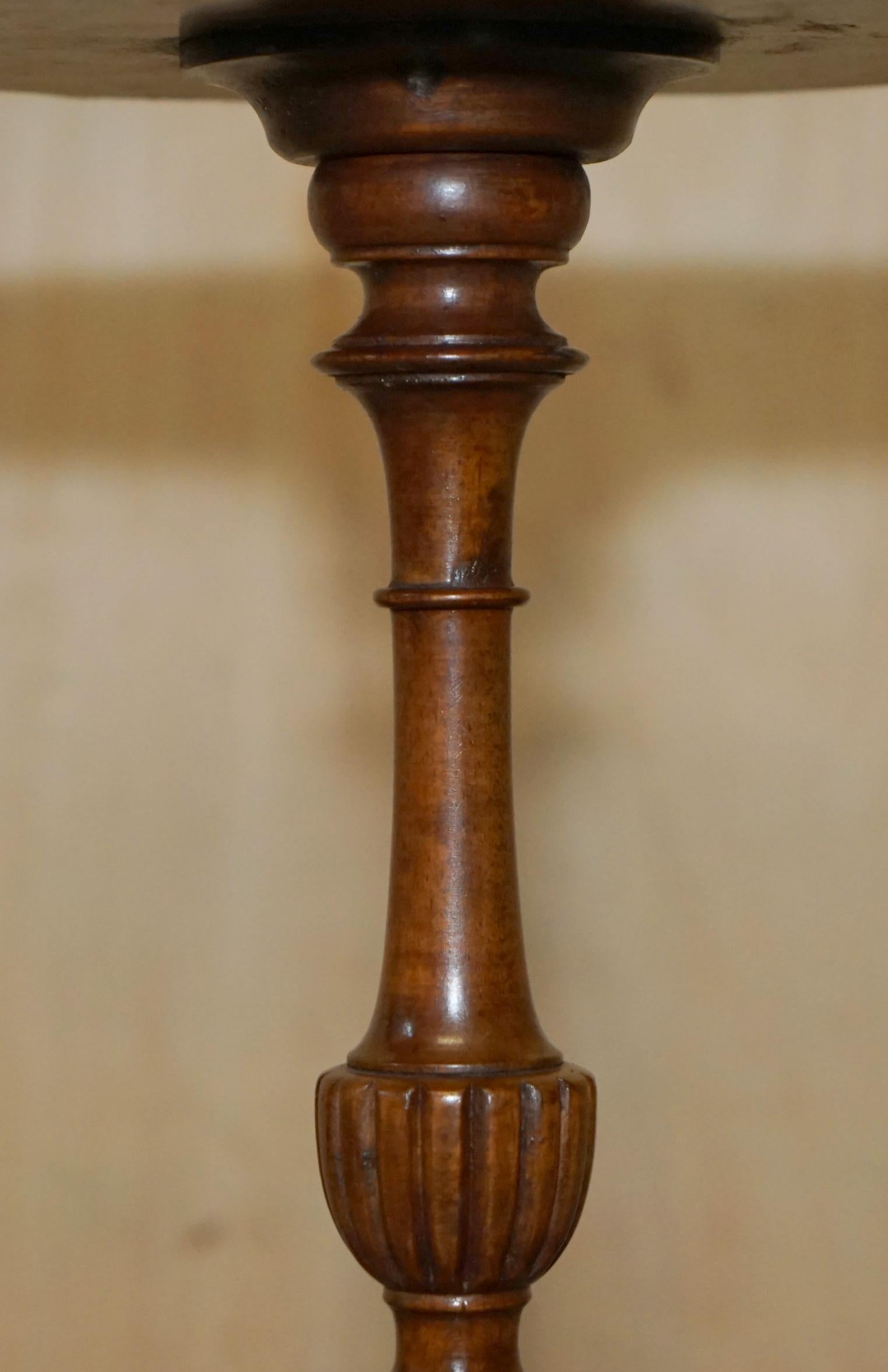 Hardwood PAIR OF RESTORED FLAMED HARDWOOD PiE CRUST EDGE TRIPOD LAMP SIDE END WINE TABLES For Sale