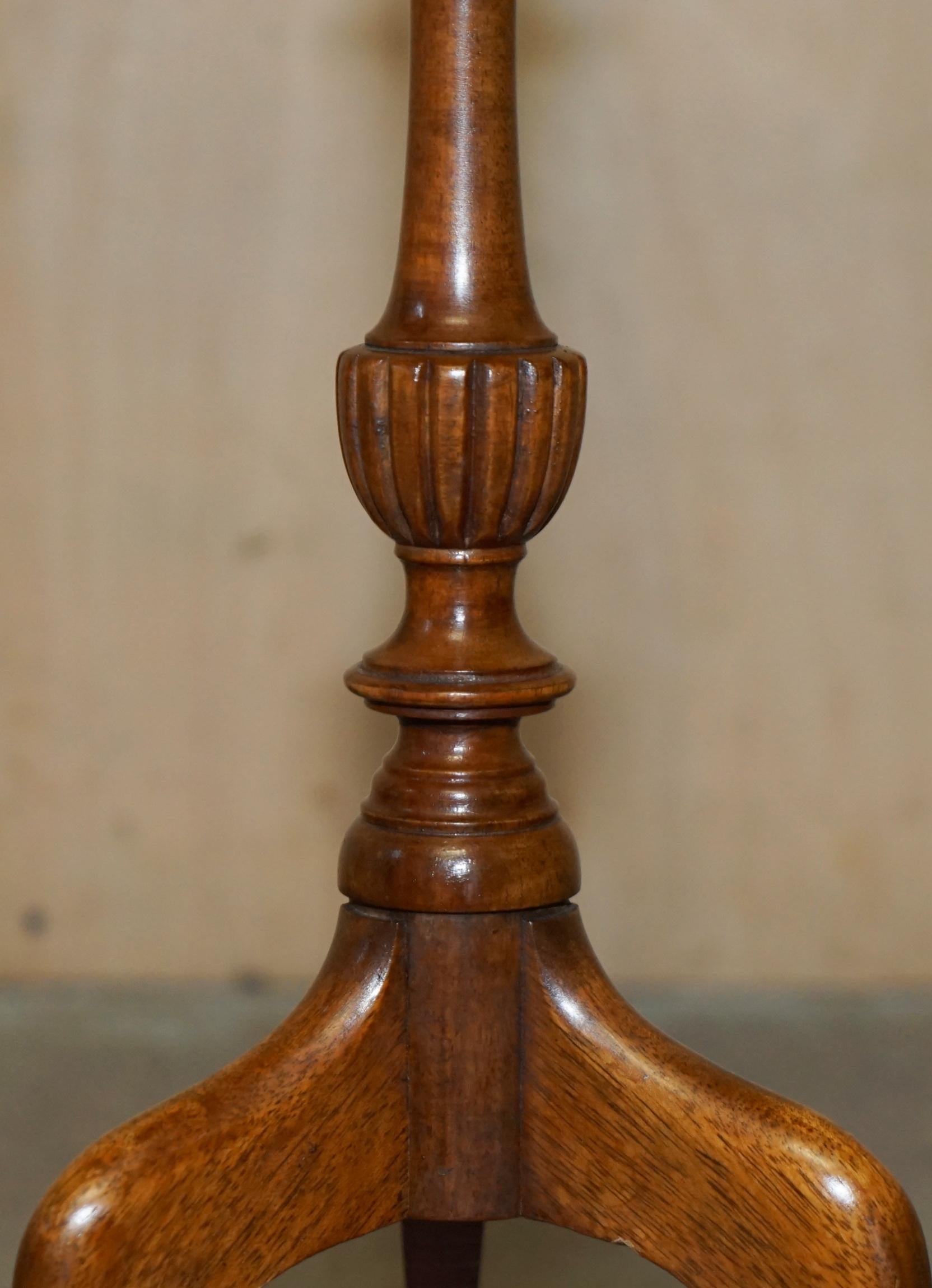 PAIR OF RESTORED FLAMED HARDWOOD PiE CRUST EDGE TRIPOD LAMP SIDE END WINE TABLES For Sale 1