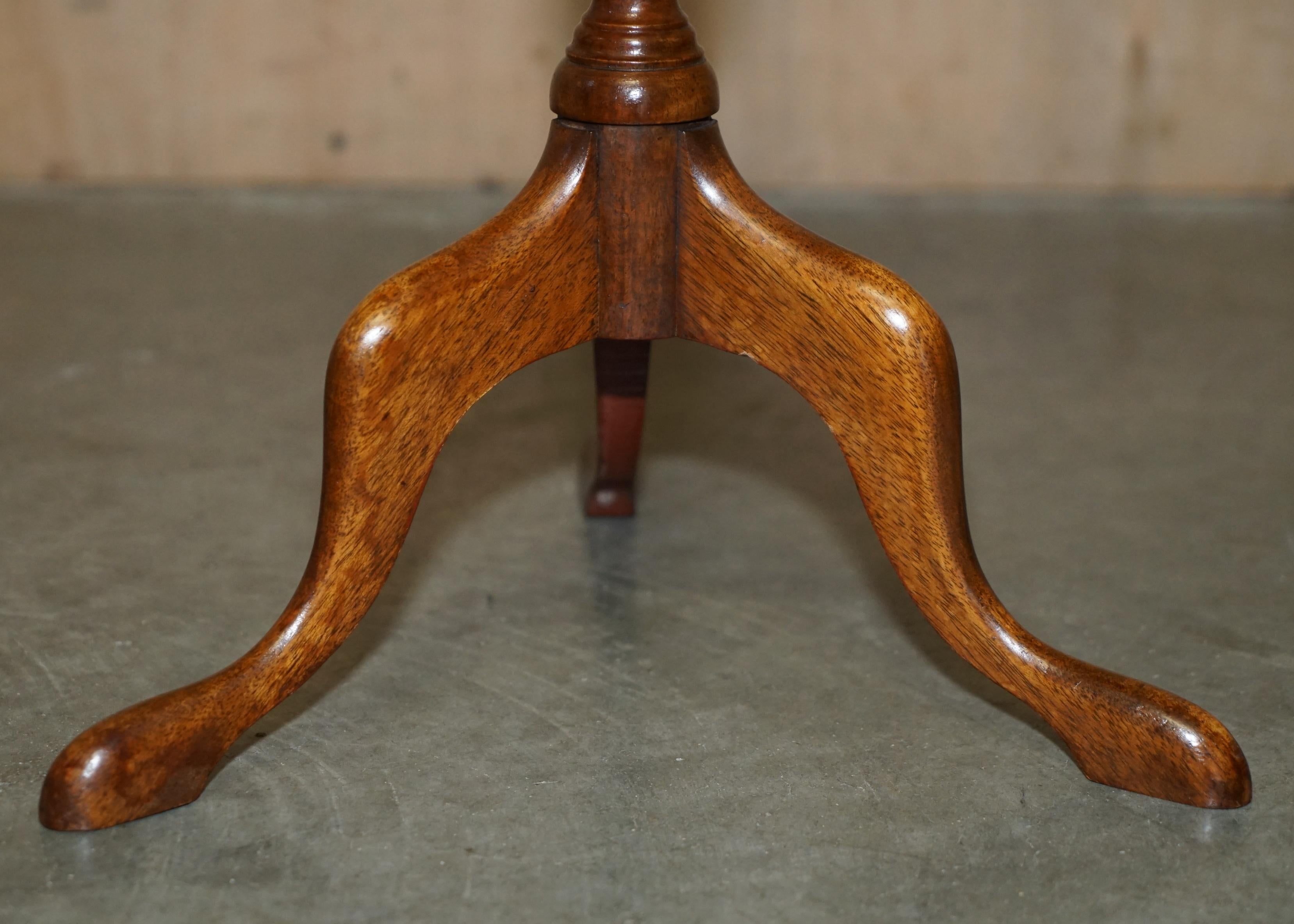 PAIR OF RESTORED FLAMED HARDWOOD PiE CRUST EDGE TRIPOD LAMP SIDE END WINE TABLES For Sale 2