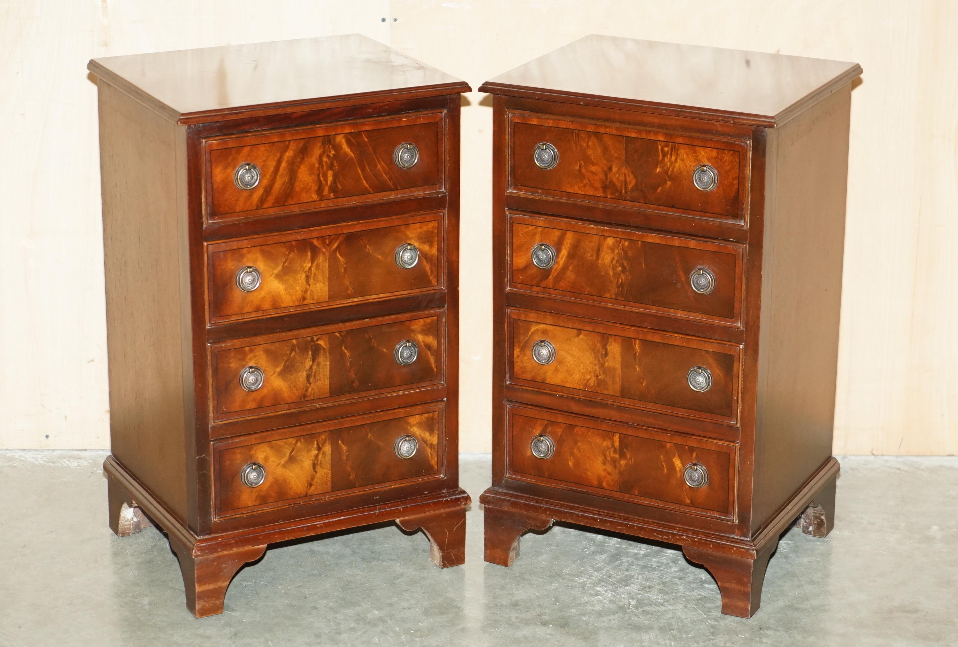 Royal House Antiques

Royal House Antiques freut sich, dieses absolut exquisite Paar vollständig restaurierter, traditionell französisch polierter Kommoden in der Größe eines Beistelltisches aus geflammtem Mahagoni über einem Buchenholzrahmen zum