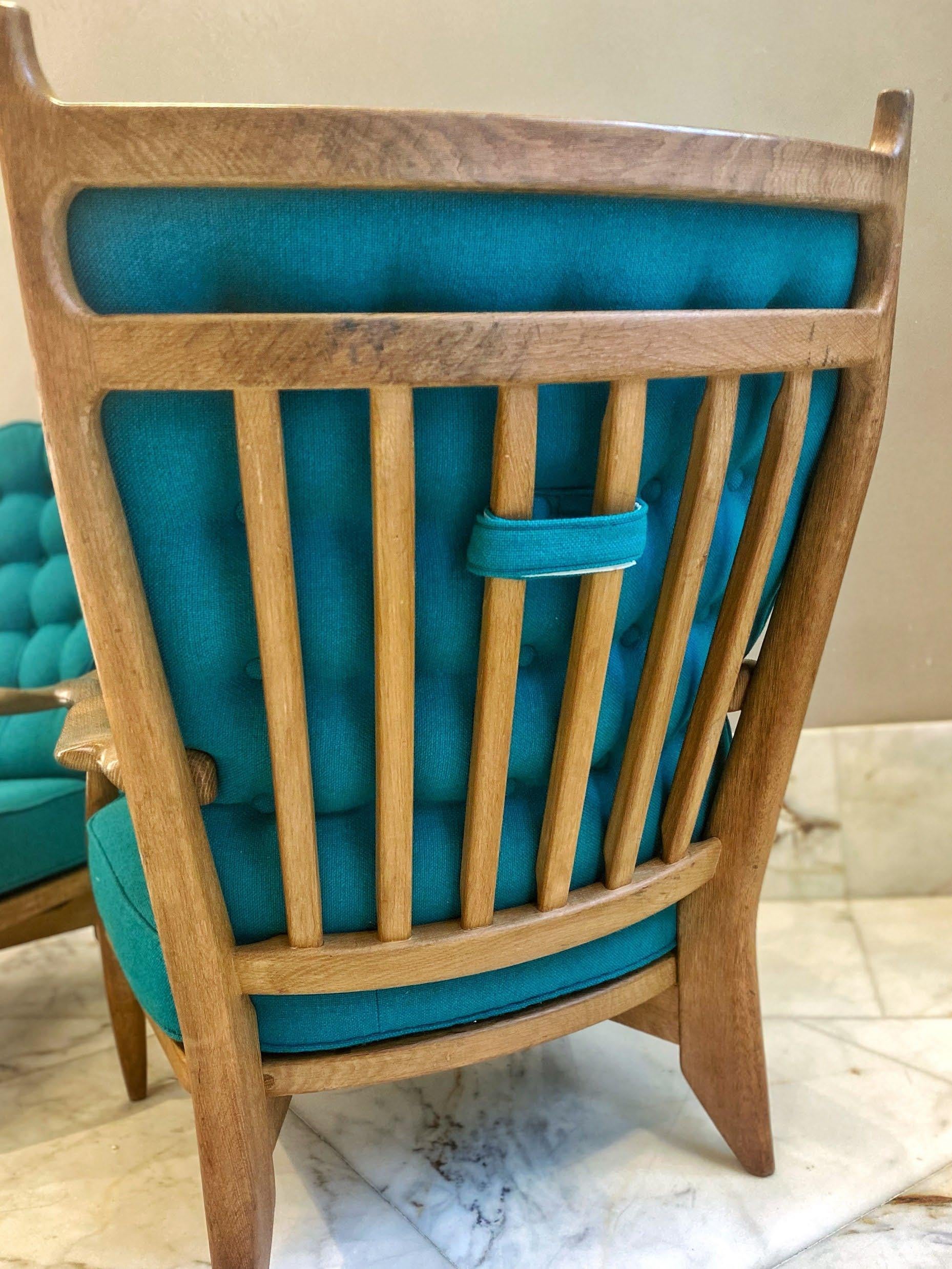 Eleva tu salón con esta exquisita pareja de sillones Guilleme et Charbonnet restaurados, de hacia la década de 1950. Estas piezas excepcionales, meticulosamente devueltas a su esplendor original, encarnan la elegancia y la artesanía del diseño