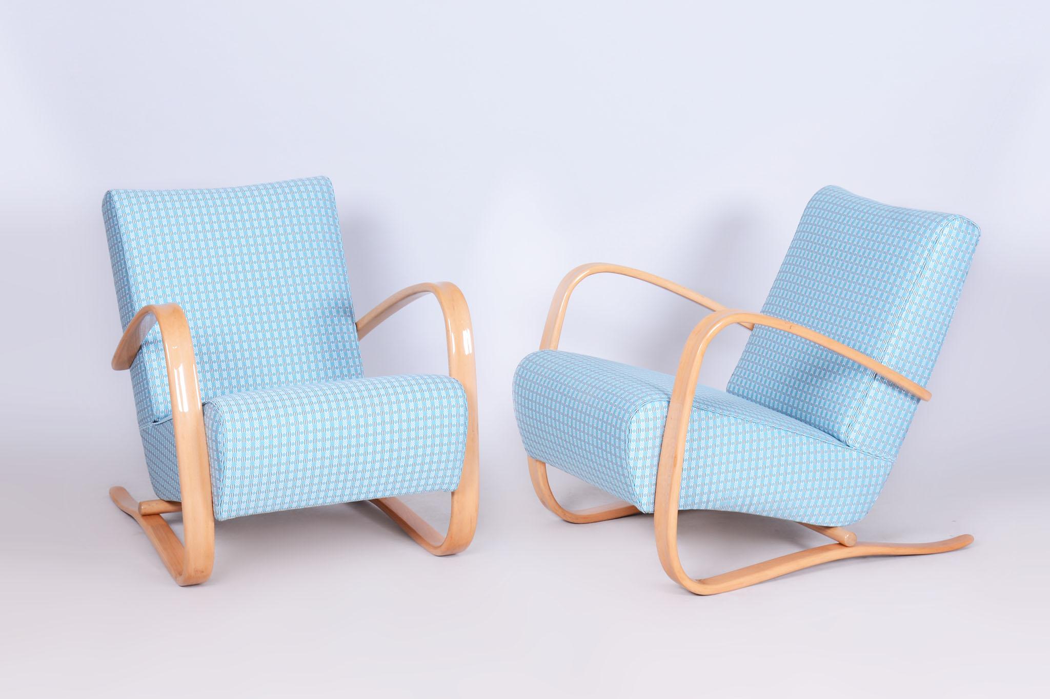 Conçu par Jindrich Halabala, un designer de renom reconnu pour avoir inauguré la production de meubles en série dans sa Tchécoslovaquie natale.

Fabriqué par Up&Up, un célèbre fabricant et revendeur de meubles tchécoslovaques basé à Brno. 

Il a été