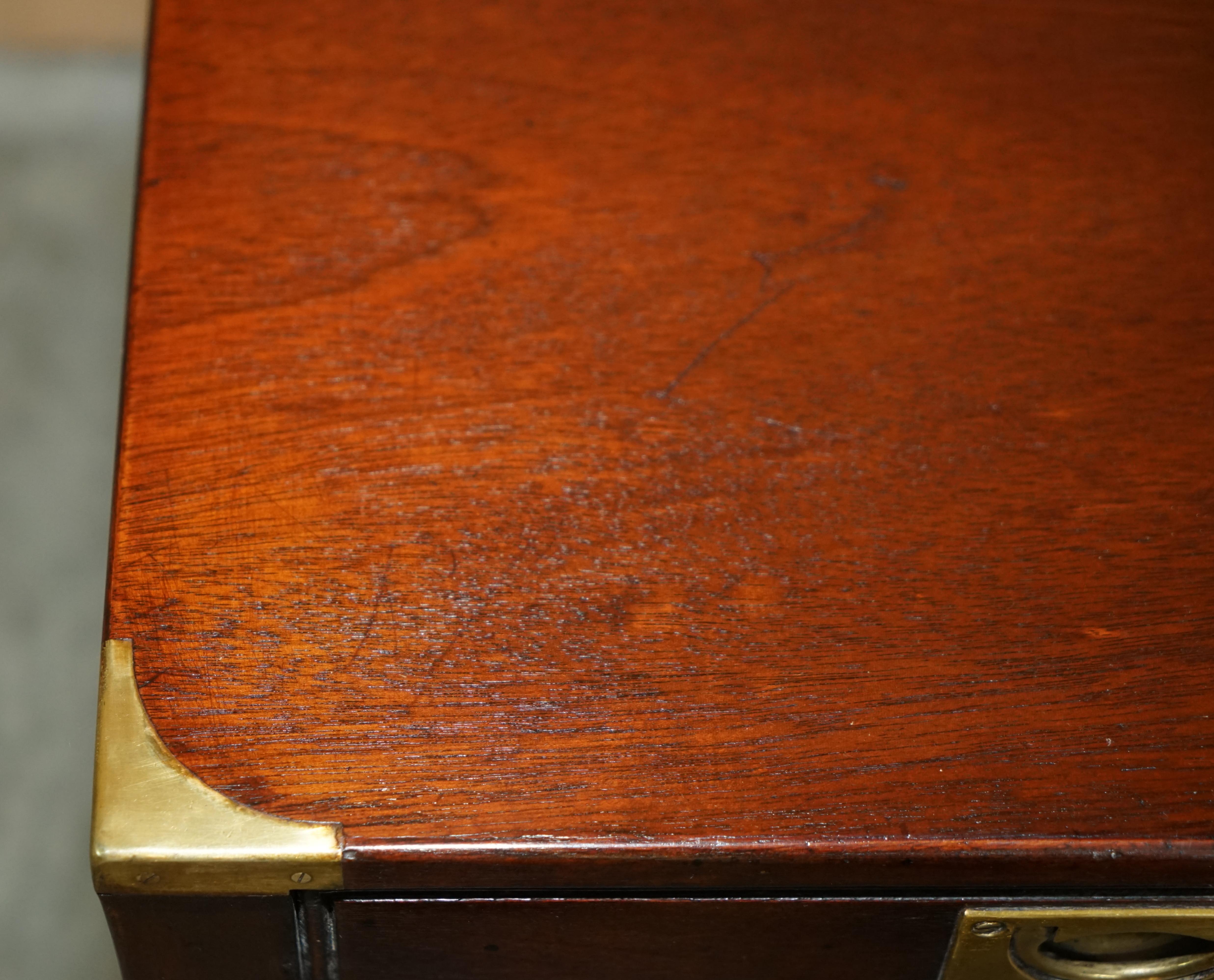 Paire de tables de campagne militaires à un tiroir en bois dur de Harrods Kennedy restaurées en vente 6