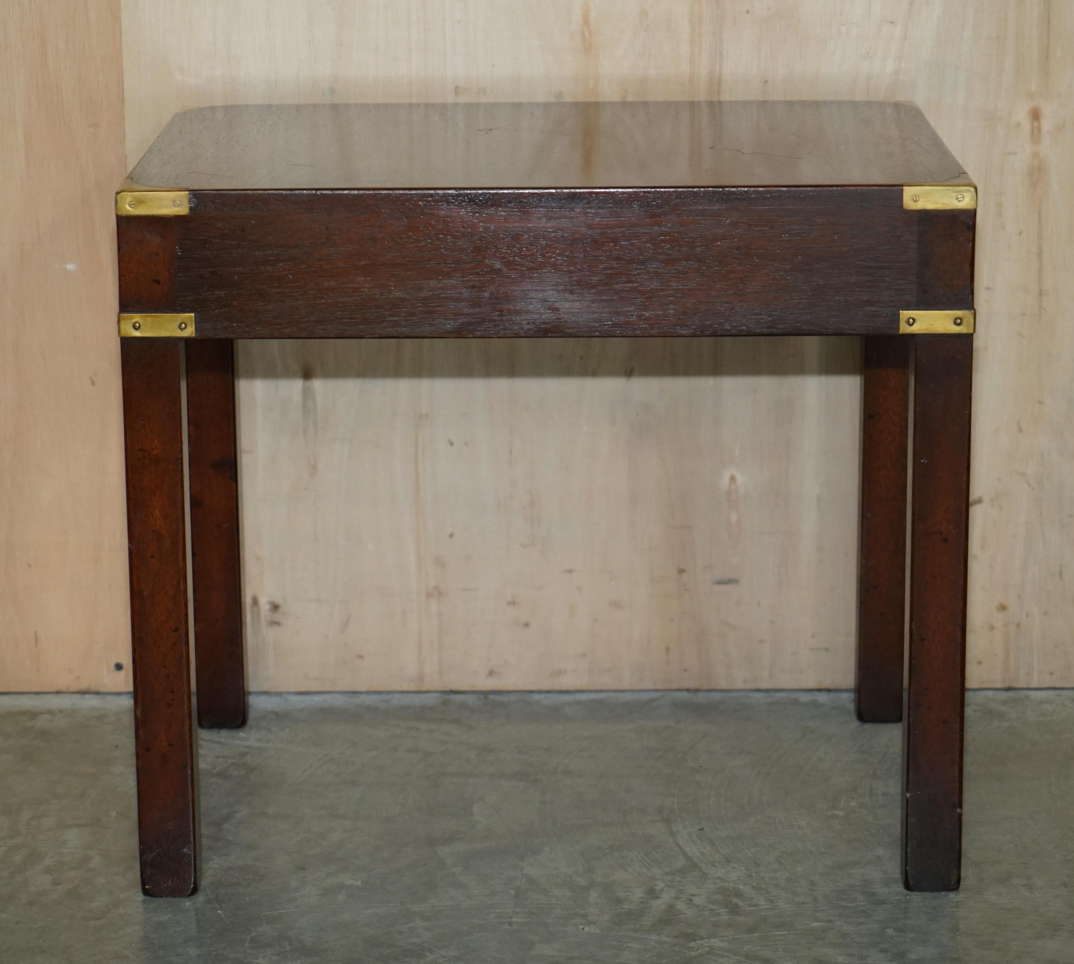 Paire de tables de campagne militaires à un tiroir en bois dur de Harrods Kennedy restaurées en vente 8
