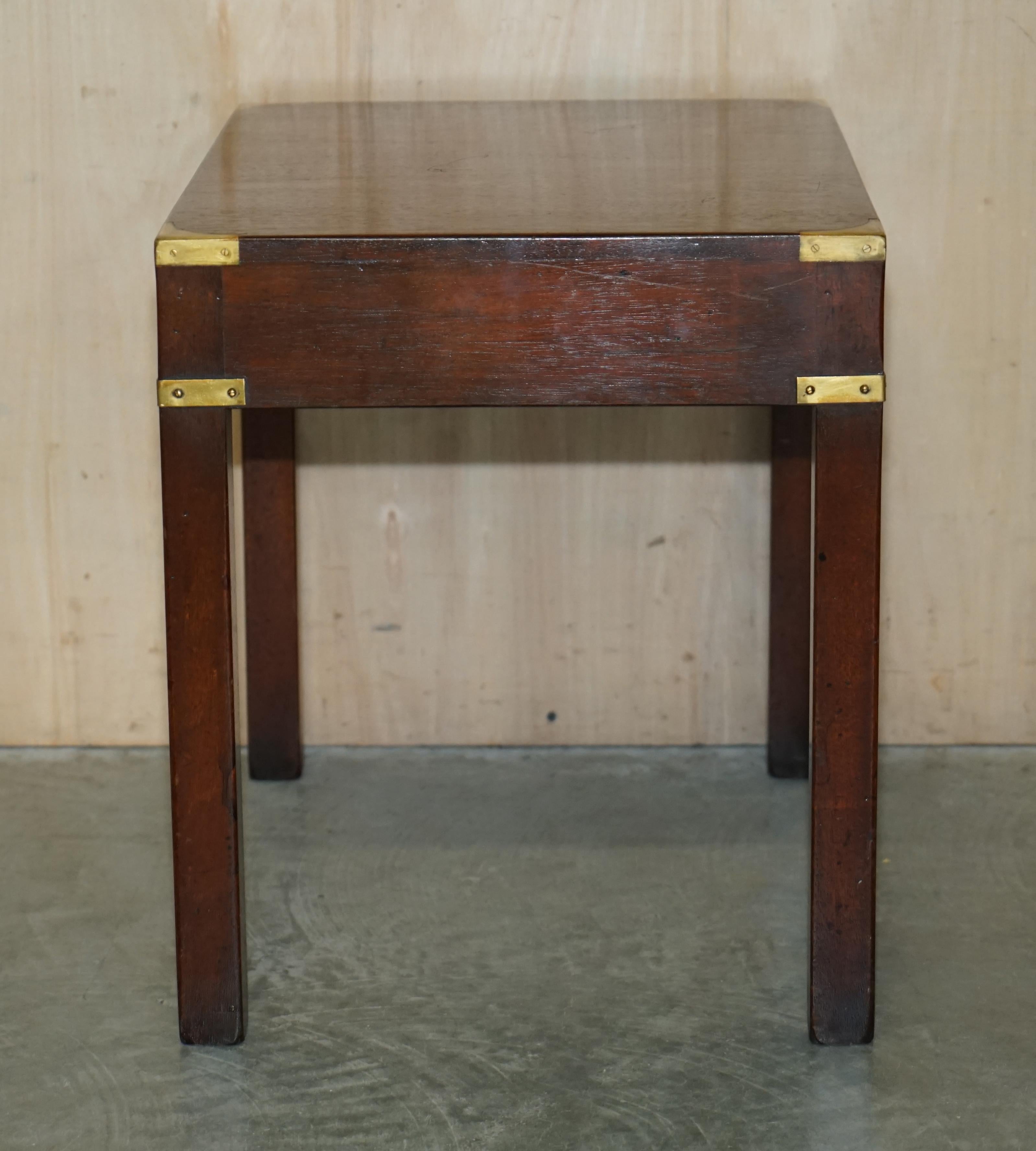 Paire de tables de campagne militaires à un tiroir en bois dur de Harrods Kennedy restaurées en vente 9