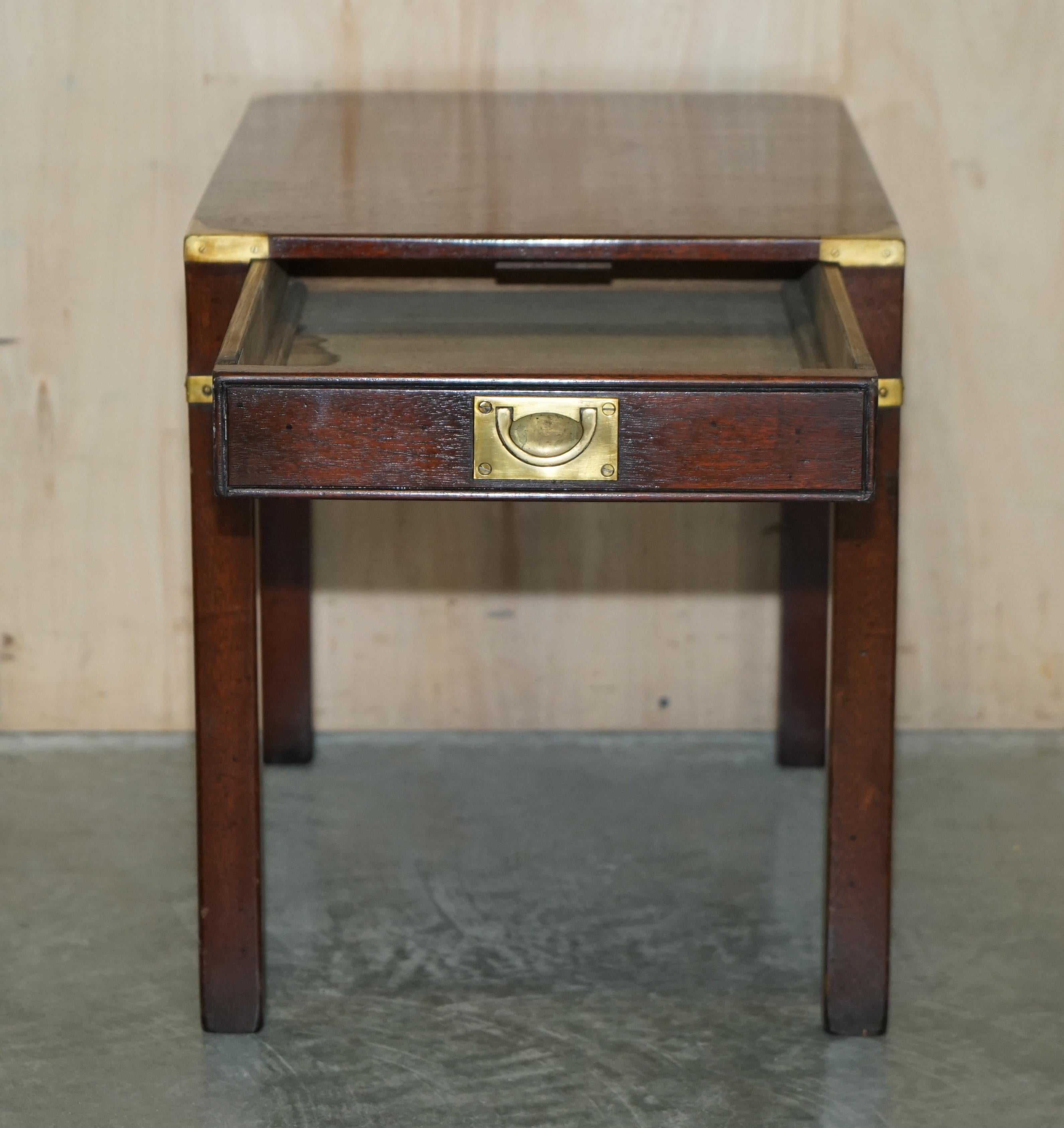 Paire de tables de campagne militaires à un tiroir en bois dur de Harrods Kennedy restaurées en vente 11