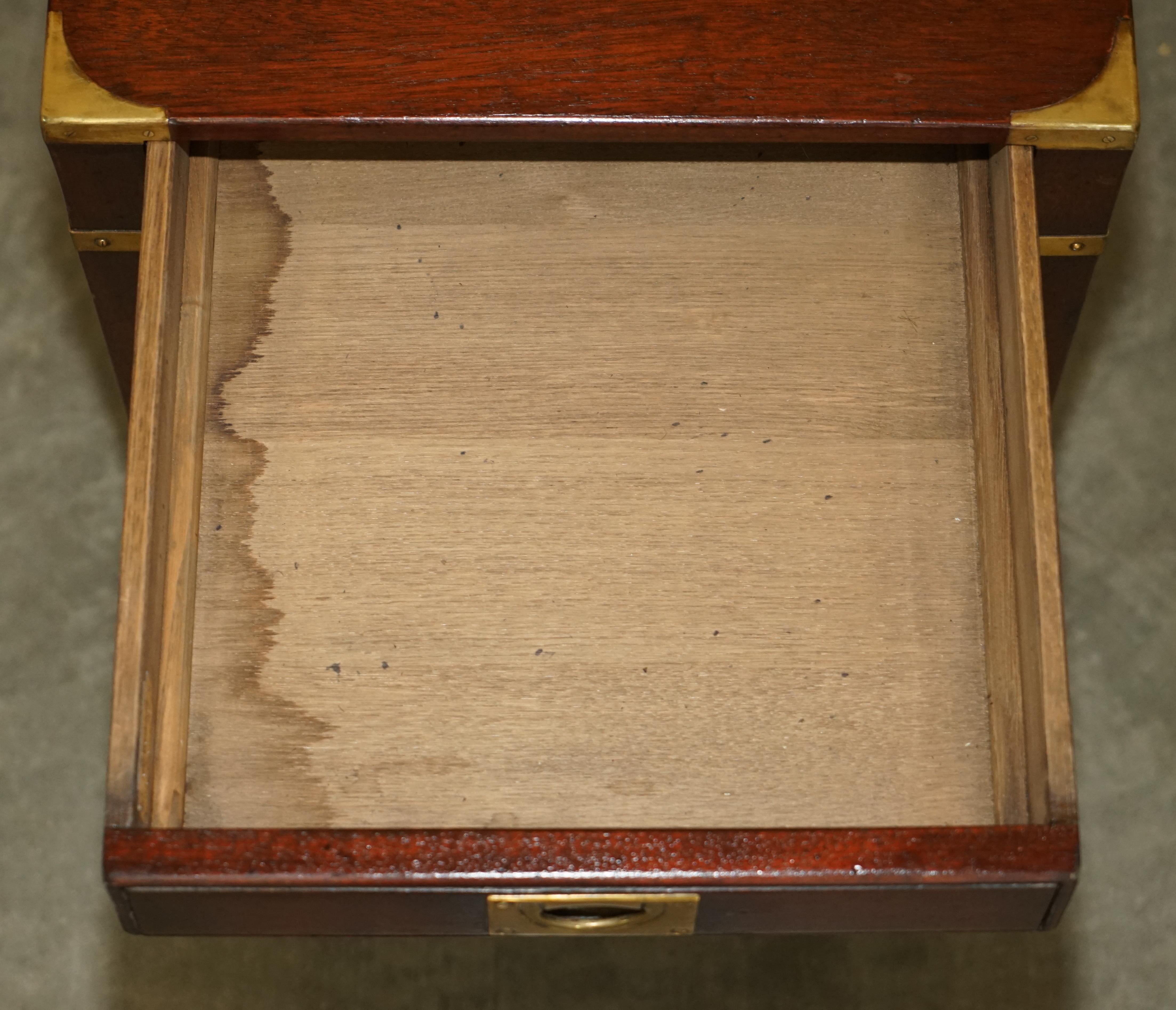 Paire de tables de campagne militaires à un tiroir en bois dur de Harrods Kennedy restaurées en vente 12