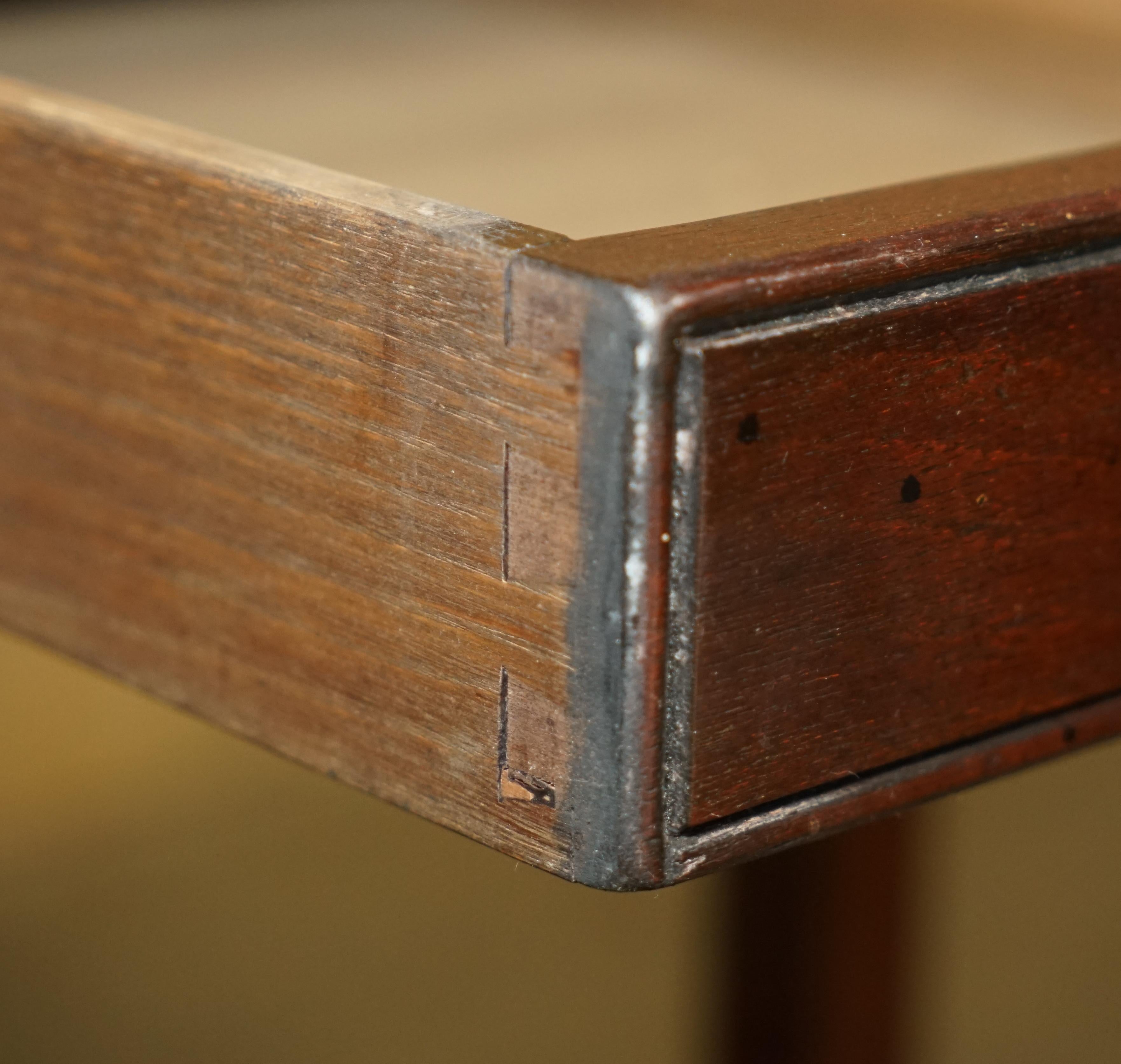 Paire de tables de campagne militaires à un tiroir en bois dur de Harrods Kennedy restaurées en vente 13