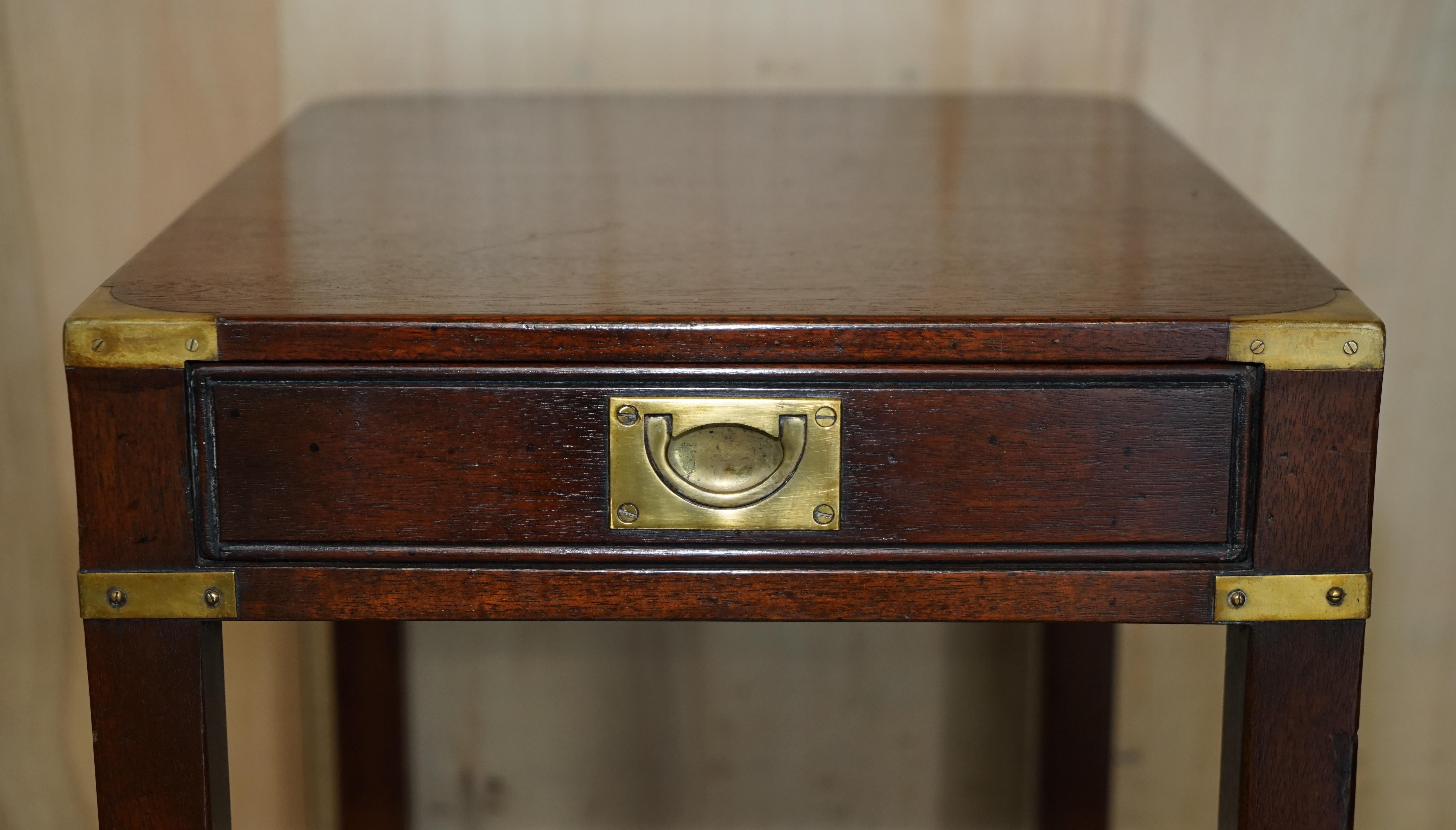 Anglais Paire de tables de campagne militaires à un tiroir en bois dur de Harrods Kennedy restaurées en vente