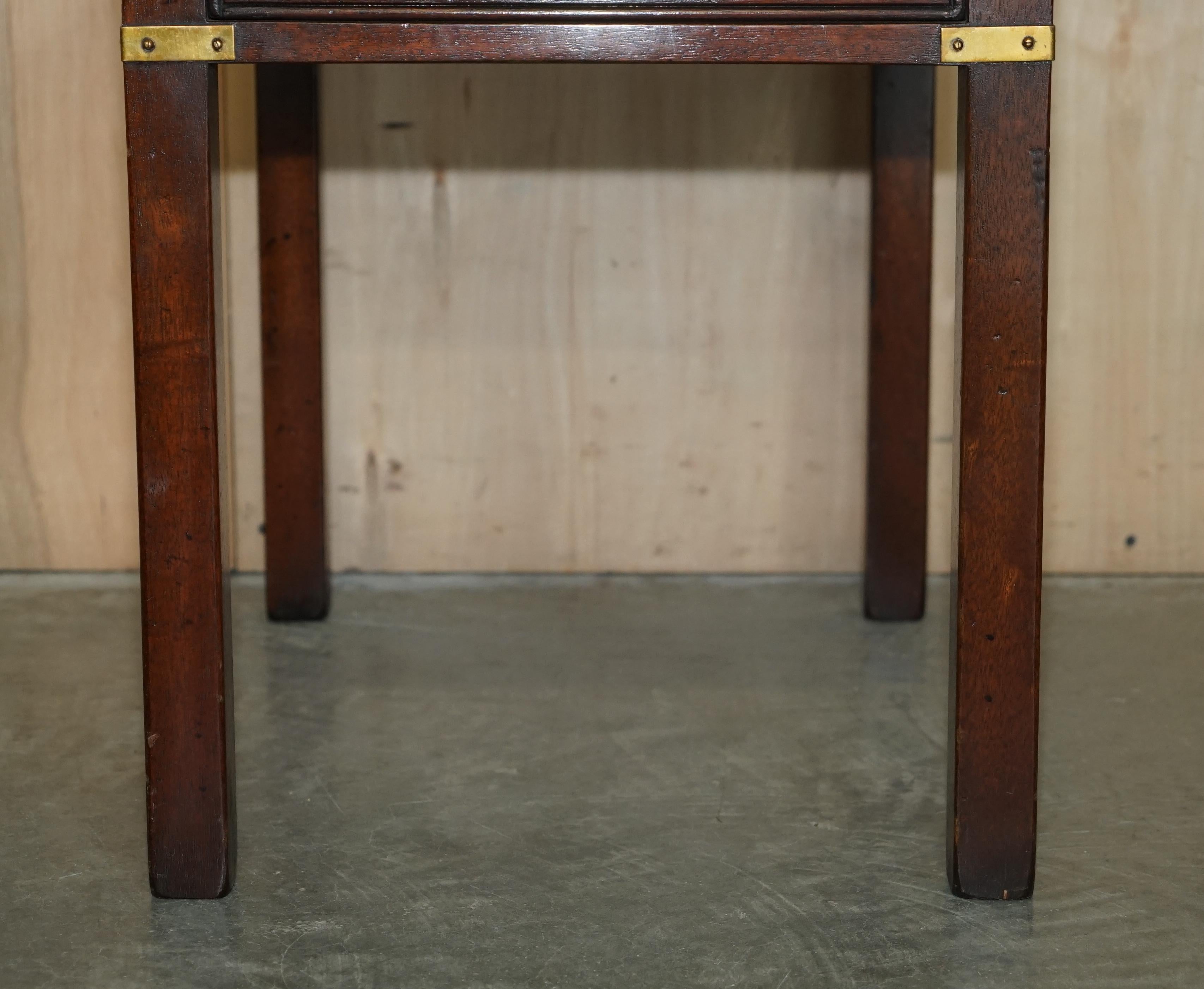Sculpté à la main Paire de tables de campagne militaires à un tiroir en bois dur de Harrods Kennedy restaurées en vente