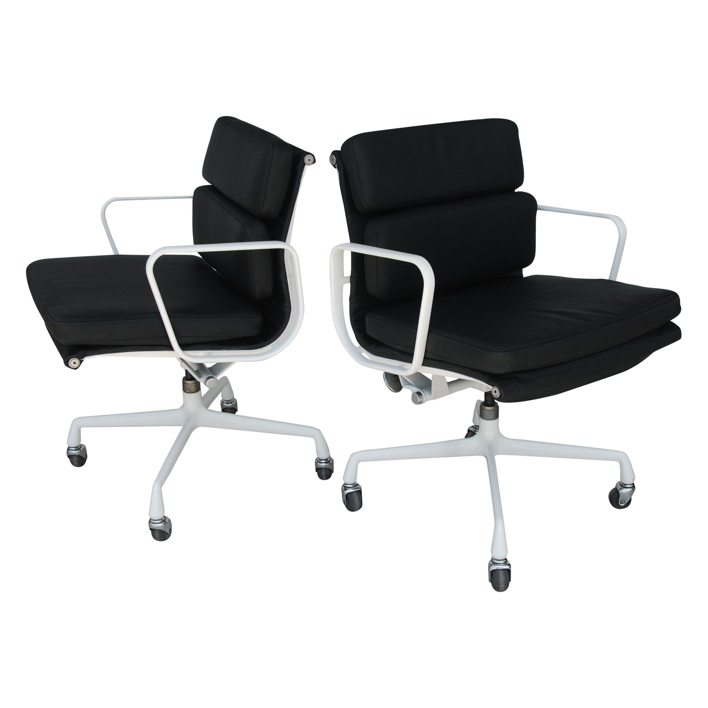 Paire de chaises de gestion de groupe Eames en aluminium restaurées Herman Miller