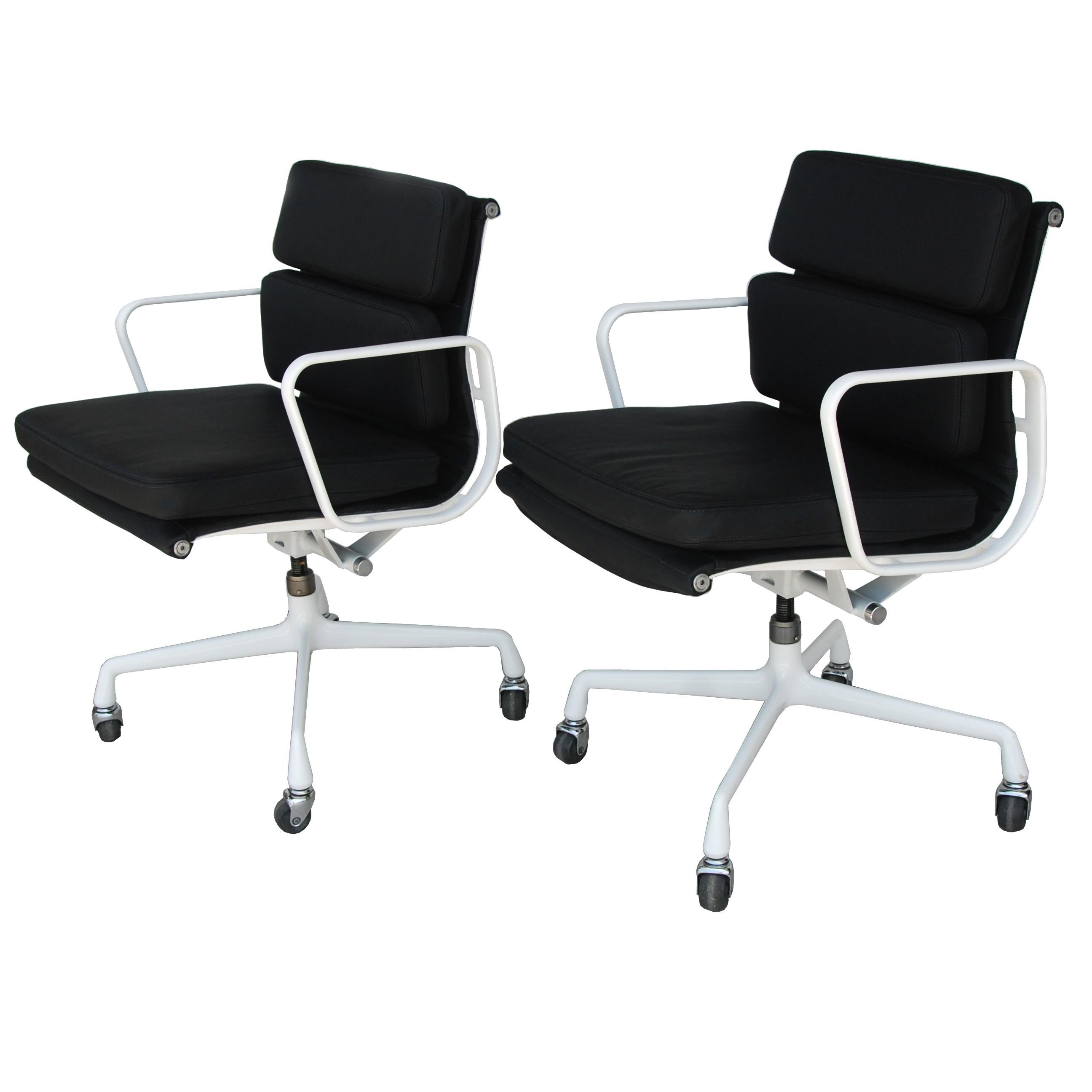 La colección Eames Aluminum Group (1958) comenzó como un proyecto especial para Eero Saarinen y Alexander Girard, que necesitaban asientos para una casa que estaban diseñando para el industrial J. Irwin Miller en Columbus, Indiana. La pareja pidió a