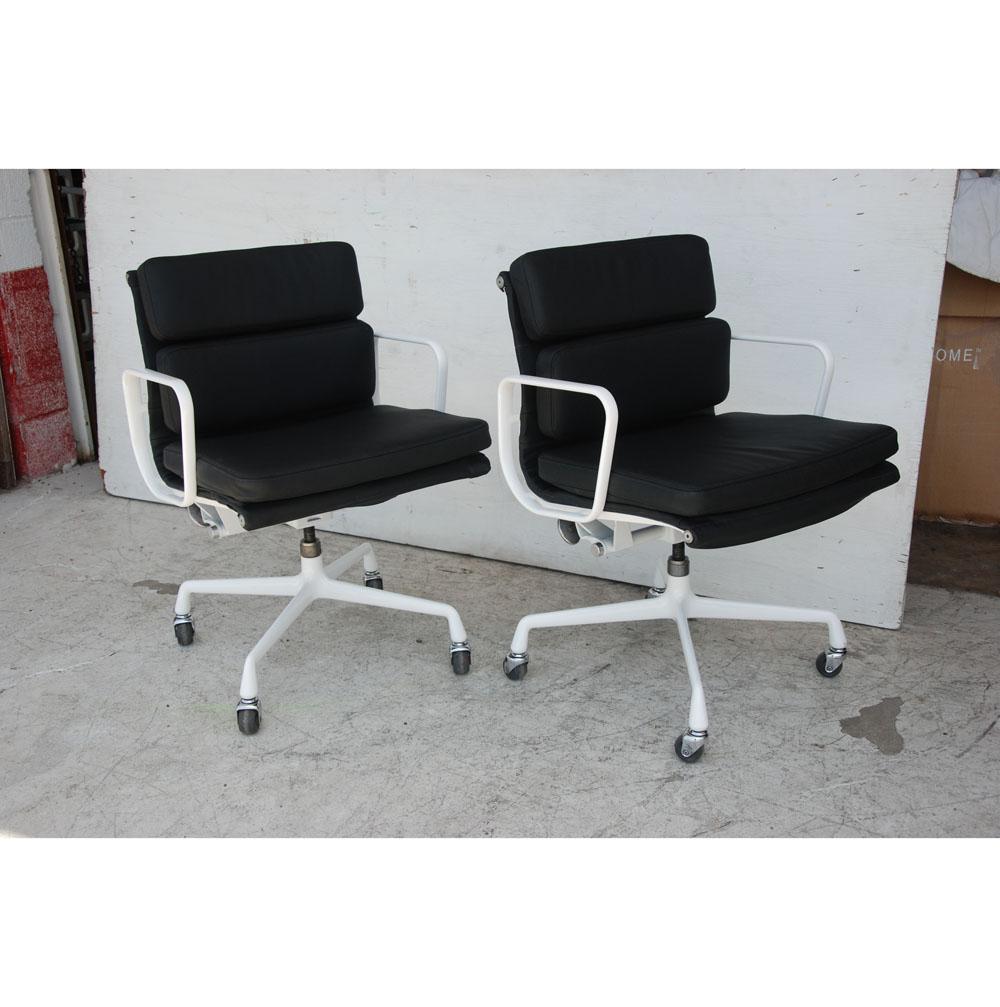Pareja de sillas de dirección de grupo Herman Miller Eames de aluminio restauradas Estadounidense en venta