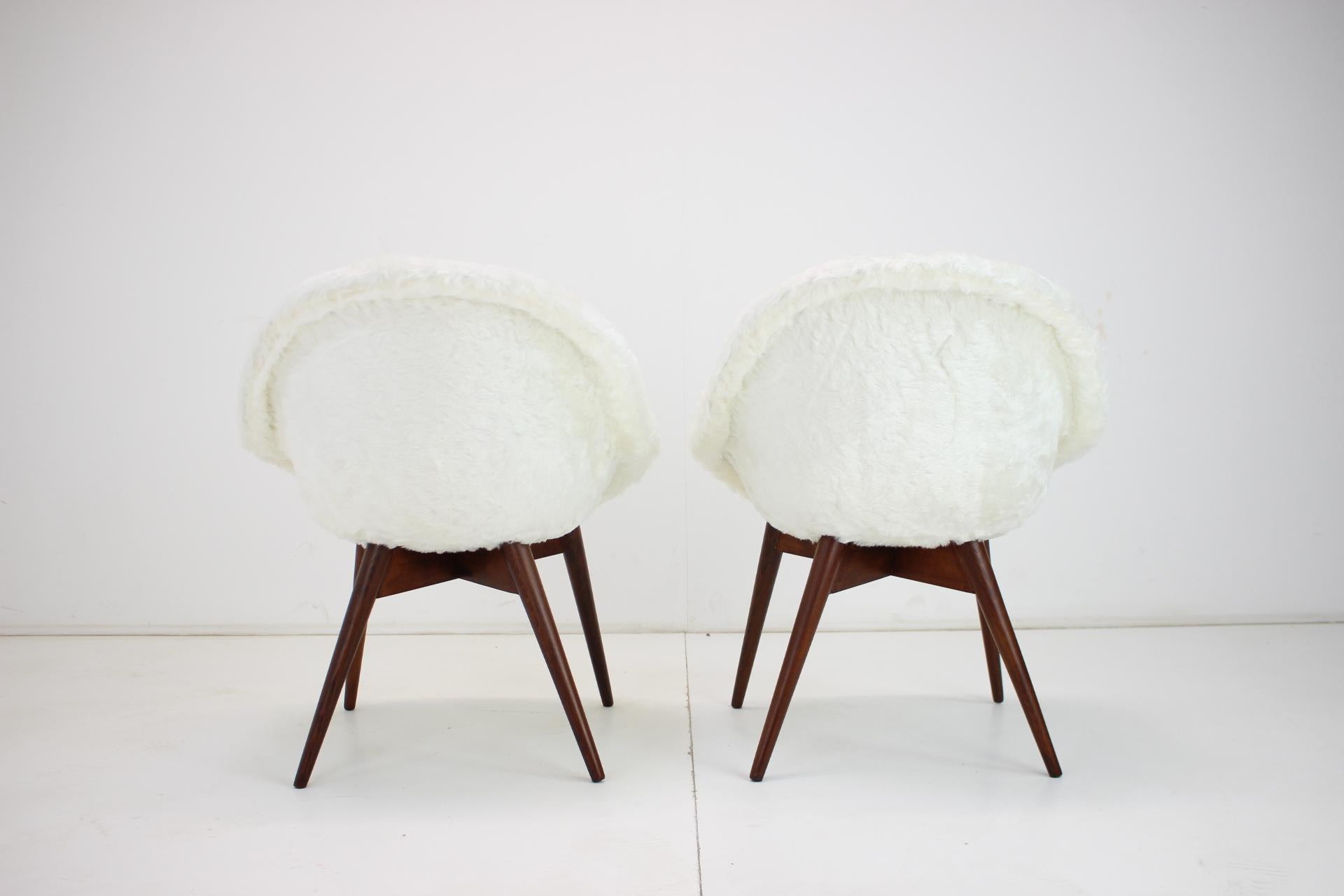 Mid-Century Modern Pair of Restored Lounge Chairs by Miroslav Navratil, 1960s For Sale