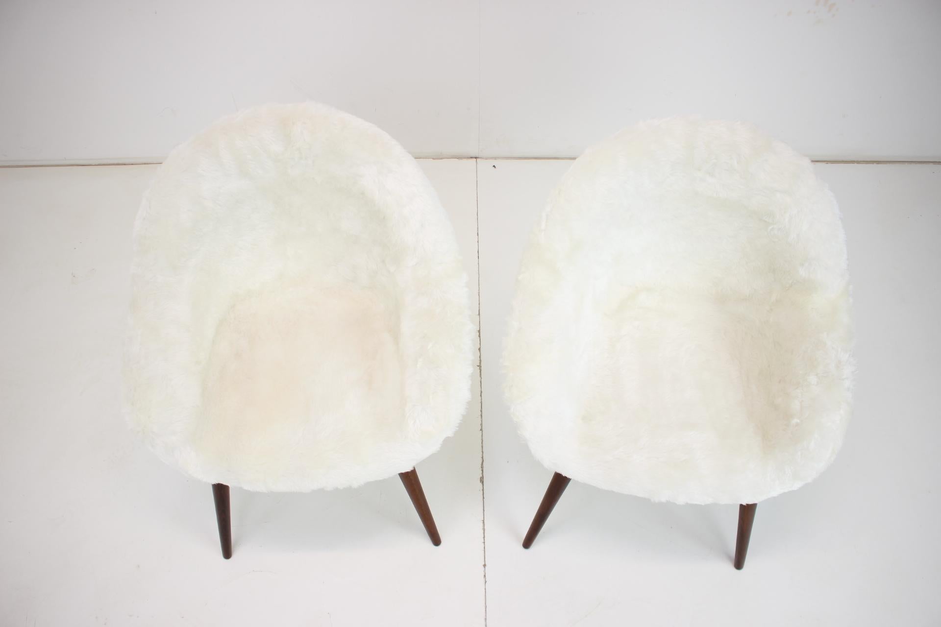 Pair of Restored Lounge Chairs by Miroslav Navratil, 1960s In Good Condition For Sale In Praha, CZ