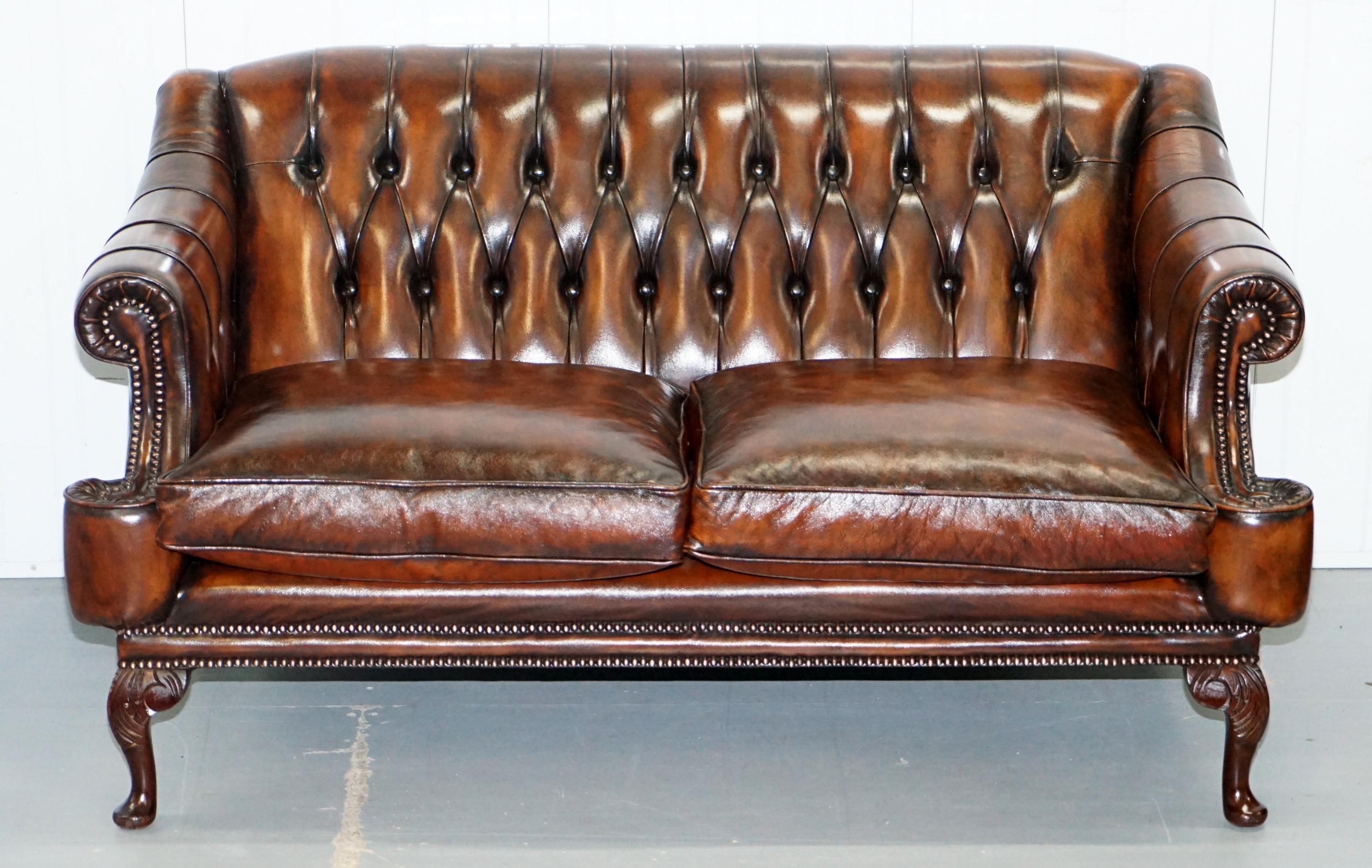 We are delighted to offer for auction this very rare pair of Lutyen’s Viceroy style Chesterfield fully restored hand dyed Whiskey brown leather two seat bench settees 

A very rare model settee, originally made by Lutyen’s in the latter part of