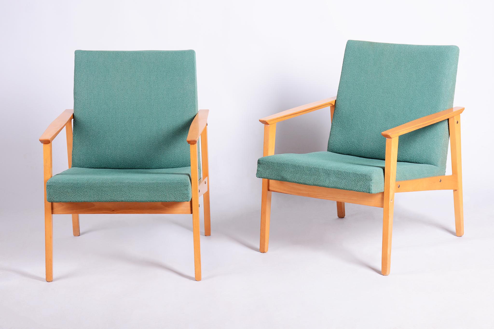 Questa elegante coppia di poltrone Mid-Century proviene dalla Cecoslovacchia degli anni '60 ed è stata prodotta dalla rinomata azienda Jitona Soběslav. Le poltrone hanno una stabile struttura in Beeche e sono state sottoposte a un accurato restauro.