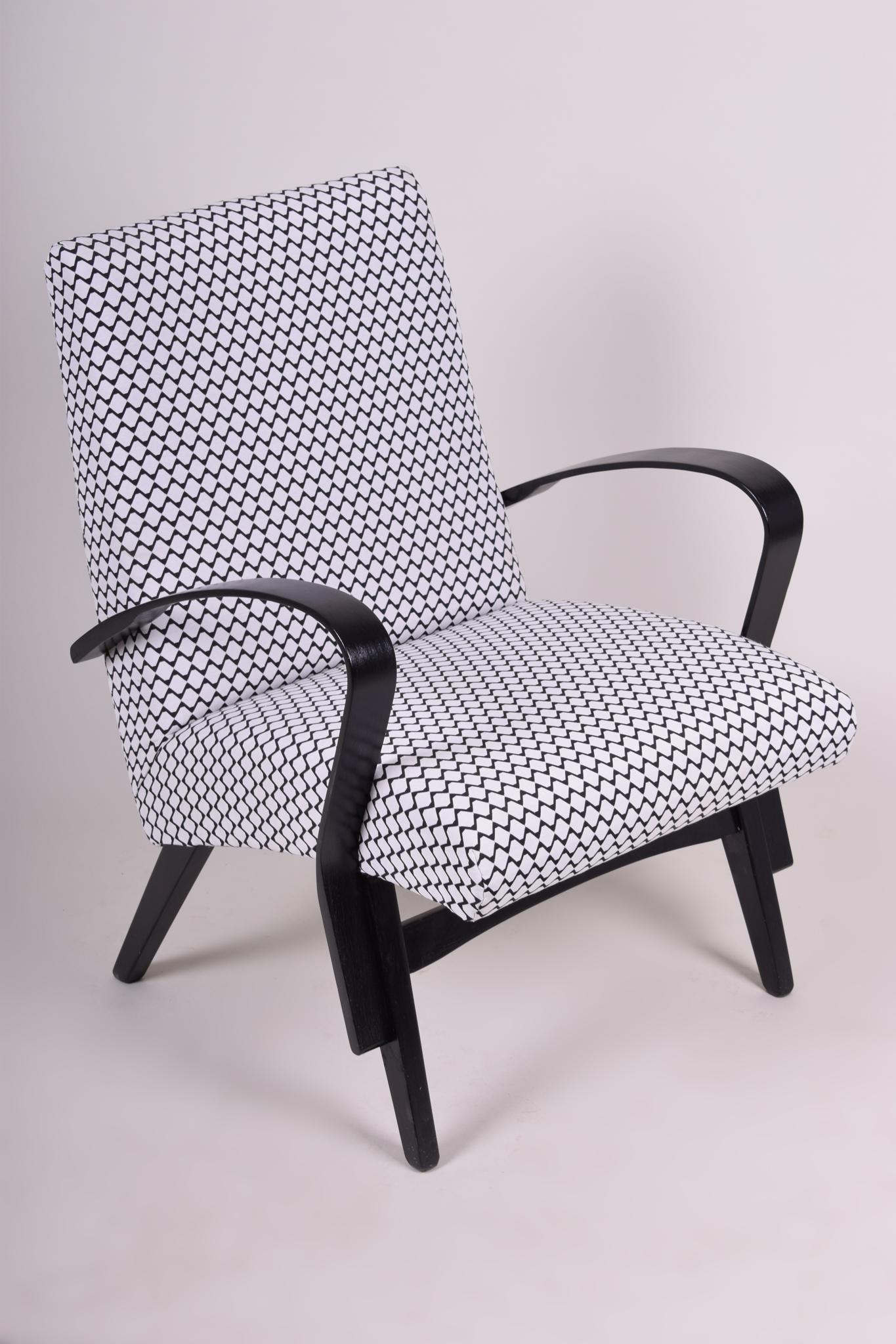 Restaurierte Sessel aus der Mitte des Jahrhunderts, neu gepolstert, tschechisch, 1950er Jahre, Paar (Stoff) im Angebot