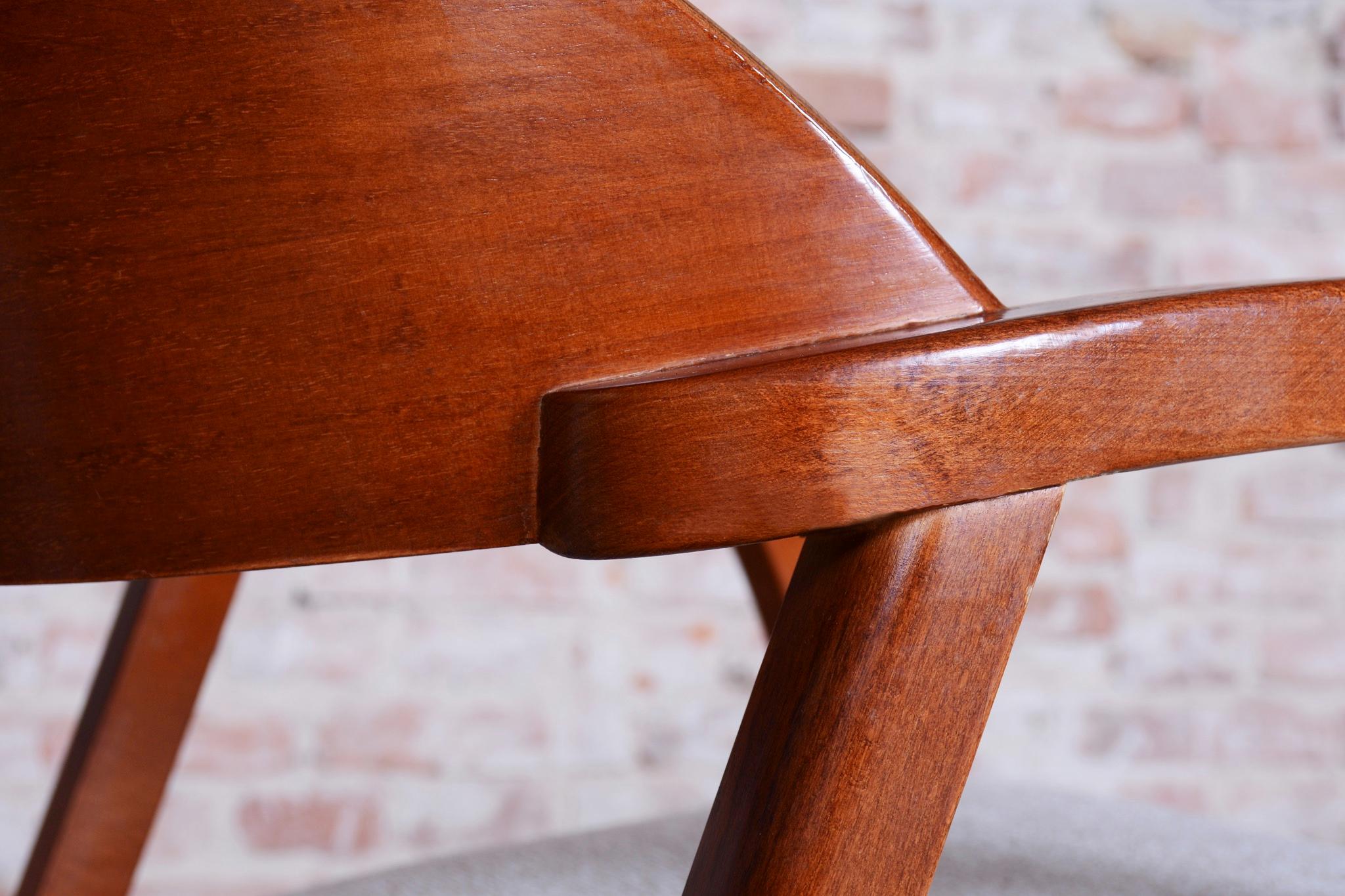 Coppia di poltrone di metà secolo restaurate, rivestite, in legno di ciliegio, Ceco, anni '70 in vendita 10