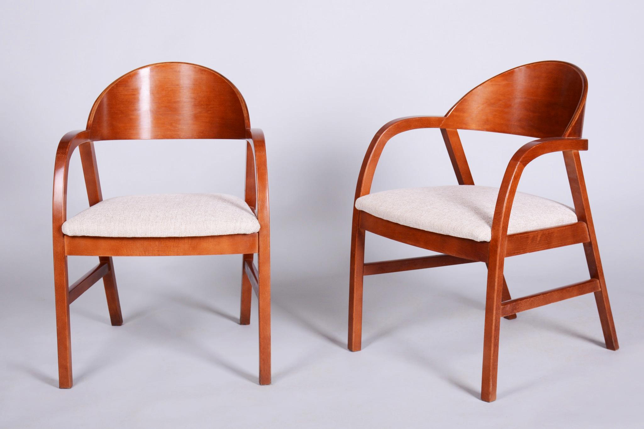 Questa elegante coppia di poltrone Mid-Century proviene dalla Cecoslovacchia e risale alla seconda metà del XX secolo. Sono realizzati in faggio massiccio con impiallacciatura in ciliegio.

Le poltrone sono state sottoposte a un accurato restauro,
