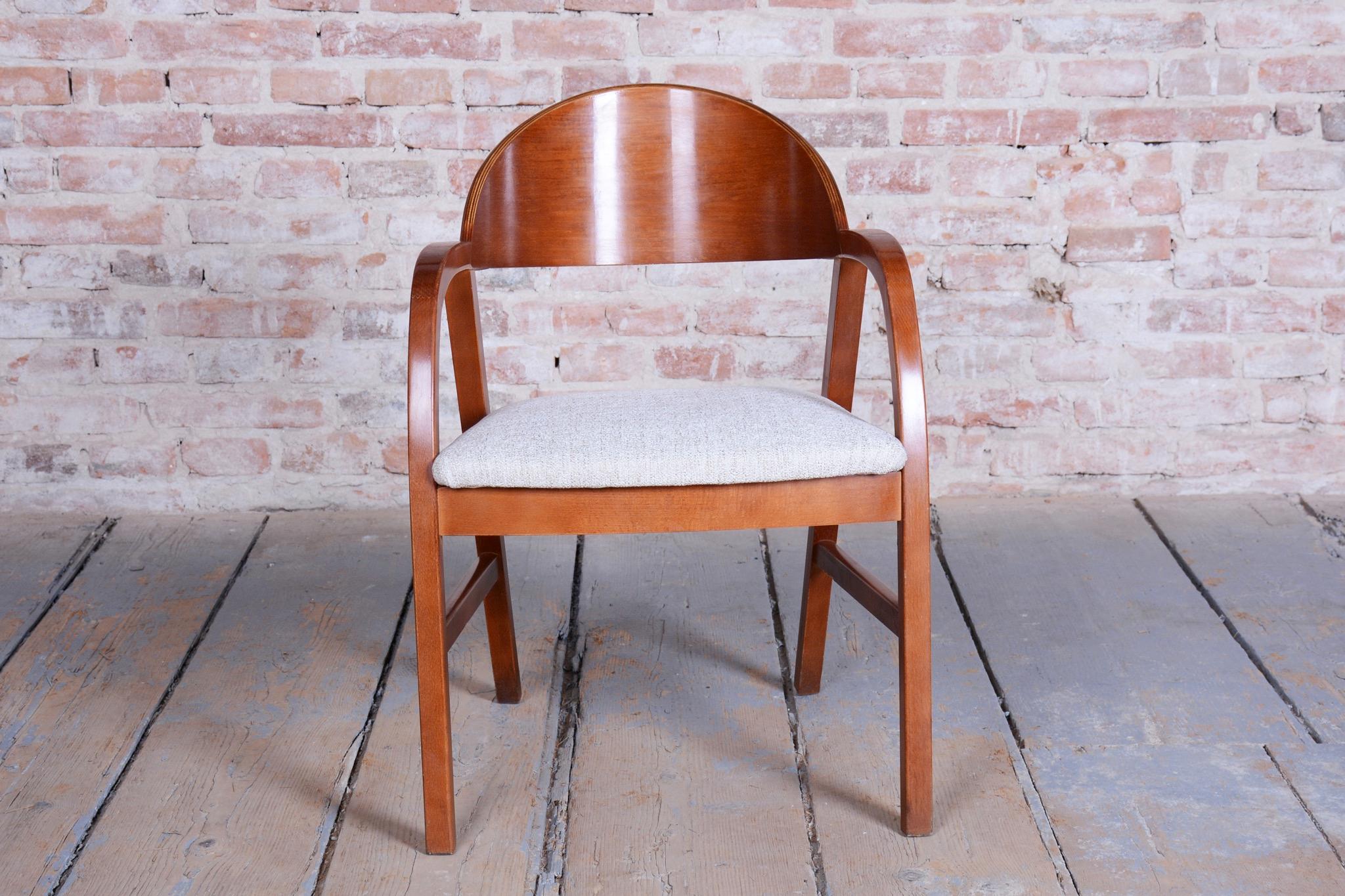 Coppia di poltrone di metà secolo restaurate, rivestite, in legno di ciliegio, Ceco, anni '70 in vendita 3