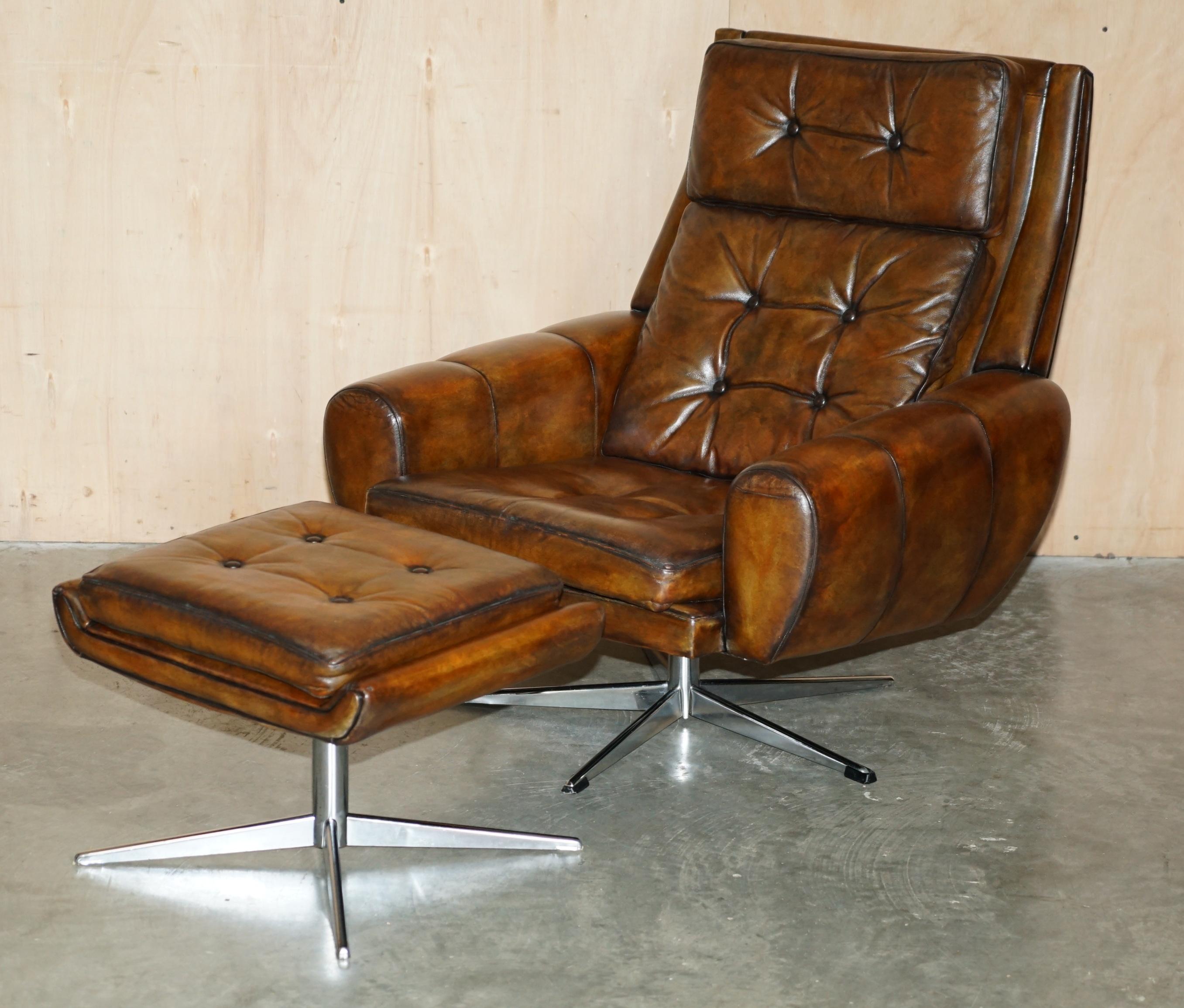 Royal House Antiques

Royal House Antiques freut sich, dieses atemberaubende Paar vollständig restaurierter Vintage-Sessel aus handgefärbtem, Whisky-braunem Leder aus den 1960er Jahren mit passenden Ottomans zum Verkauf anzubieten.

Bitte beachten